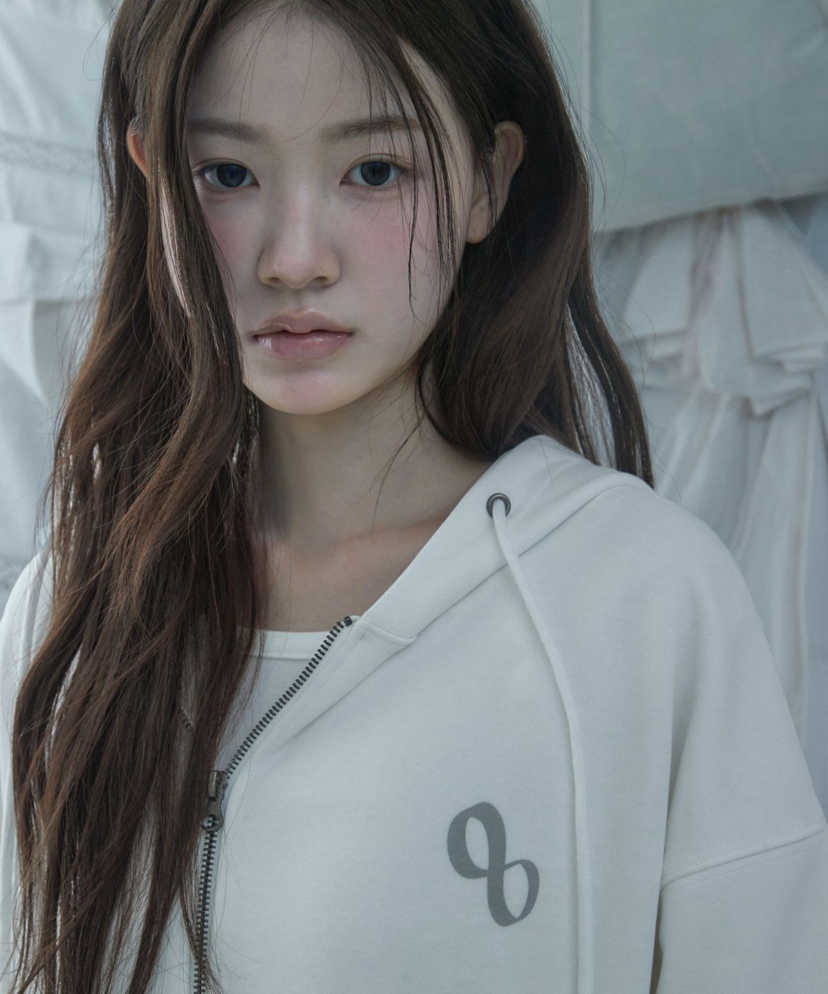루프(LOOXP) 윙스 그래픽 레터링 오버핏 후드집업 아이보리
