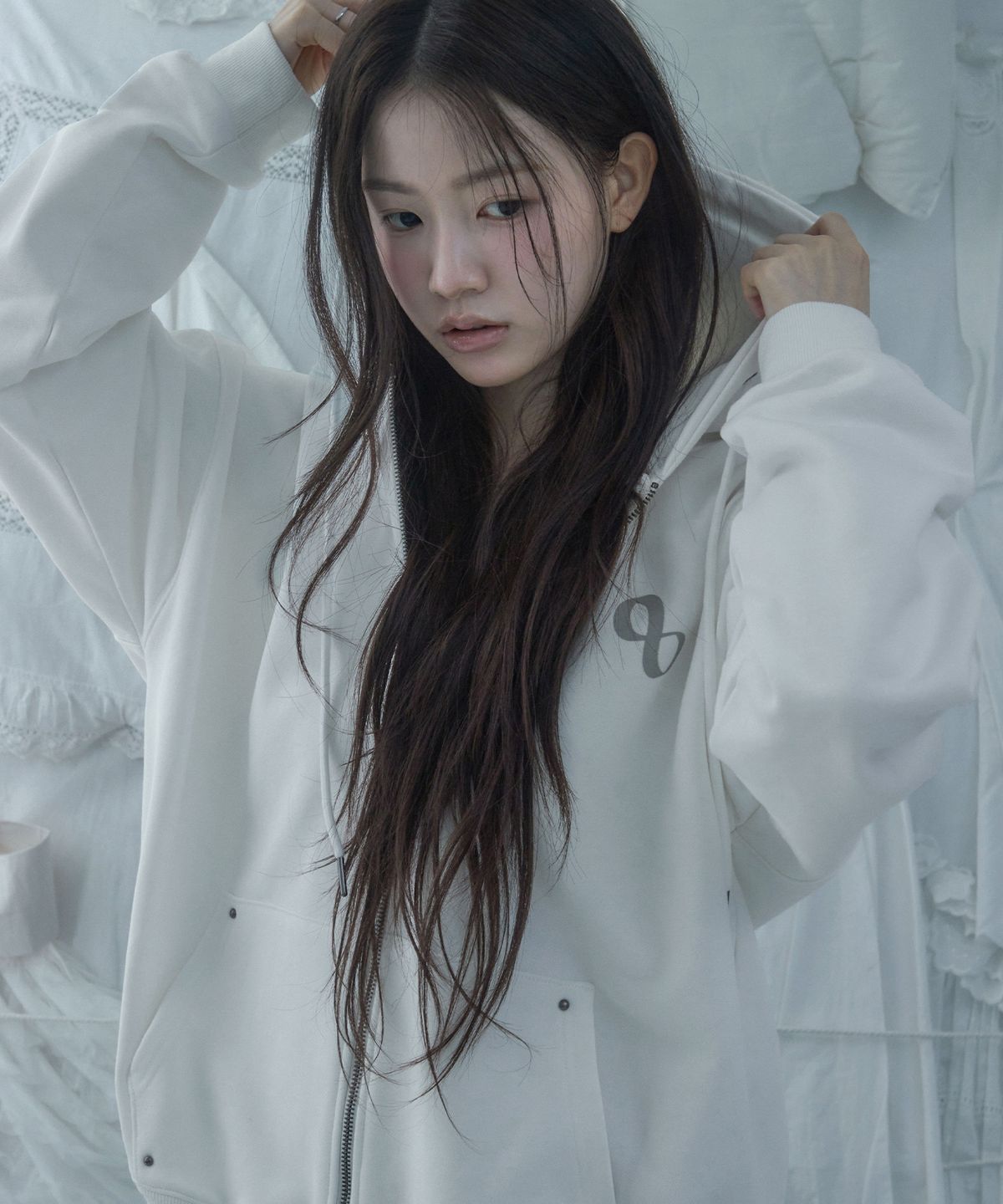 루프(LOOXP) 윙스 그래픽 레터링 오버핏 후드집업 아이보리