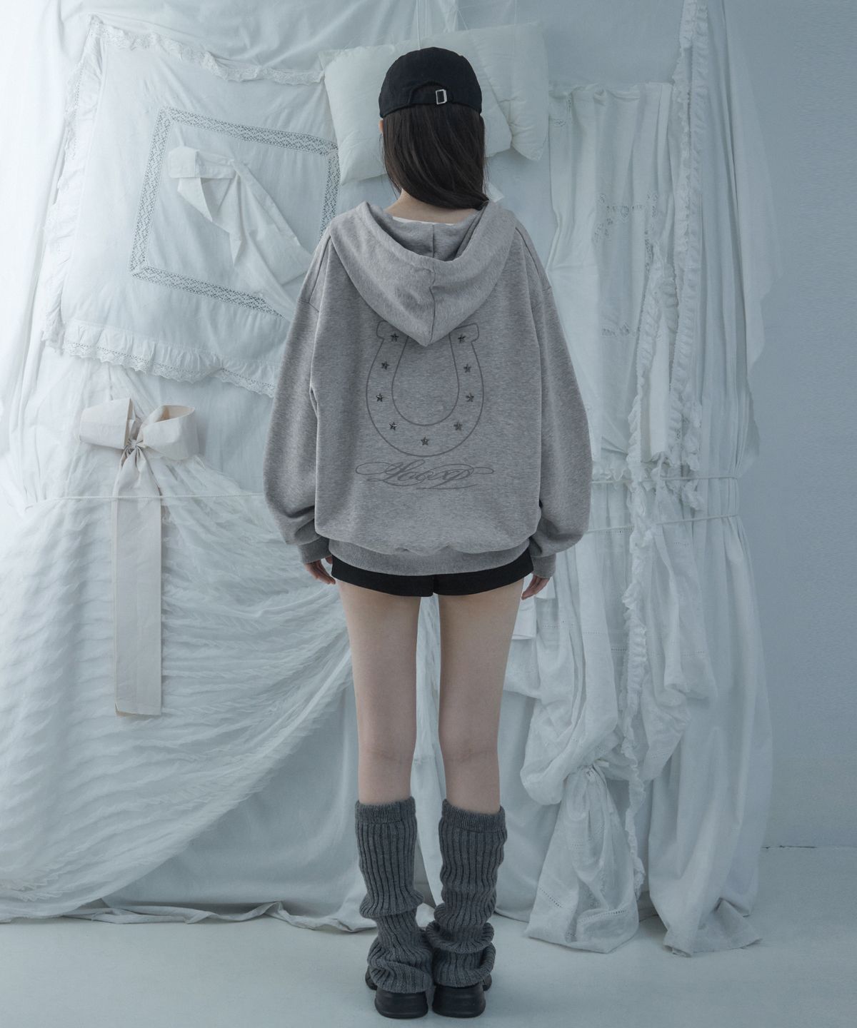 루프(LOOXP) 홀스 자수 레터링 오버핏 후드집업 그레이