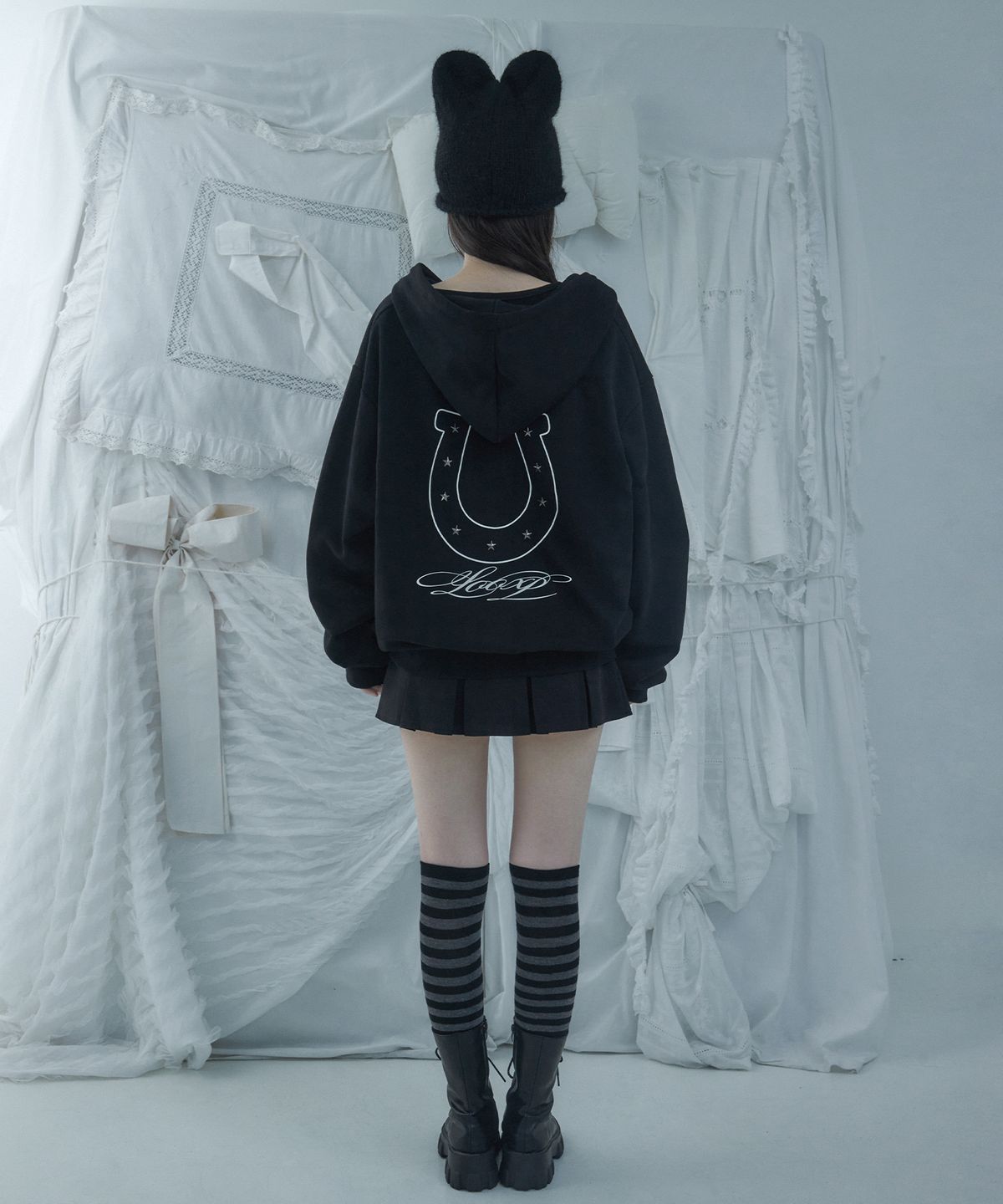 루프(LOOXP) 홀스 자수 레터링 오버핏 후드집업 블랙