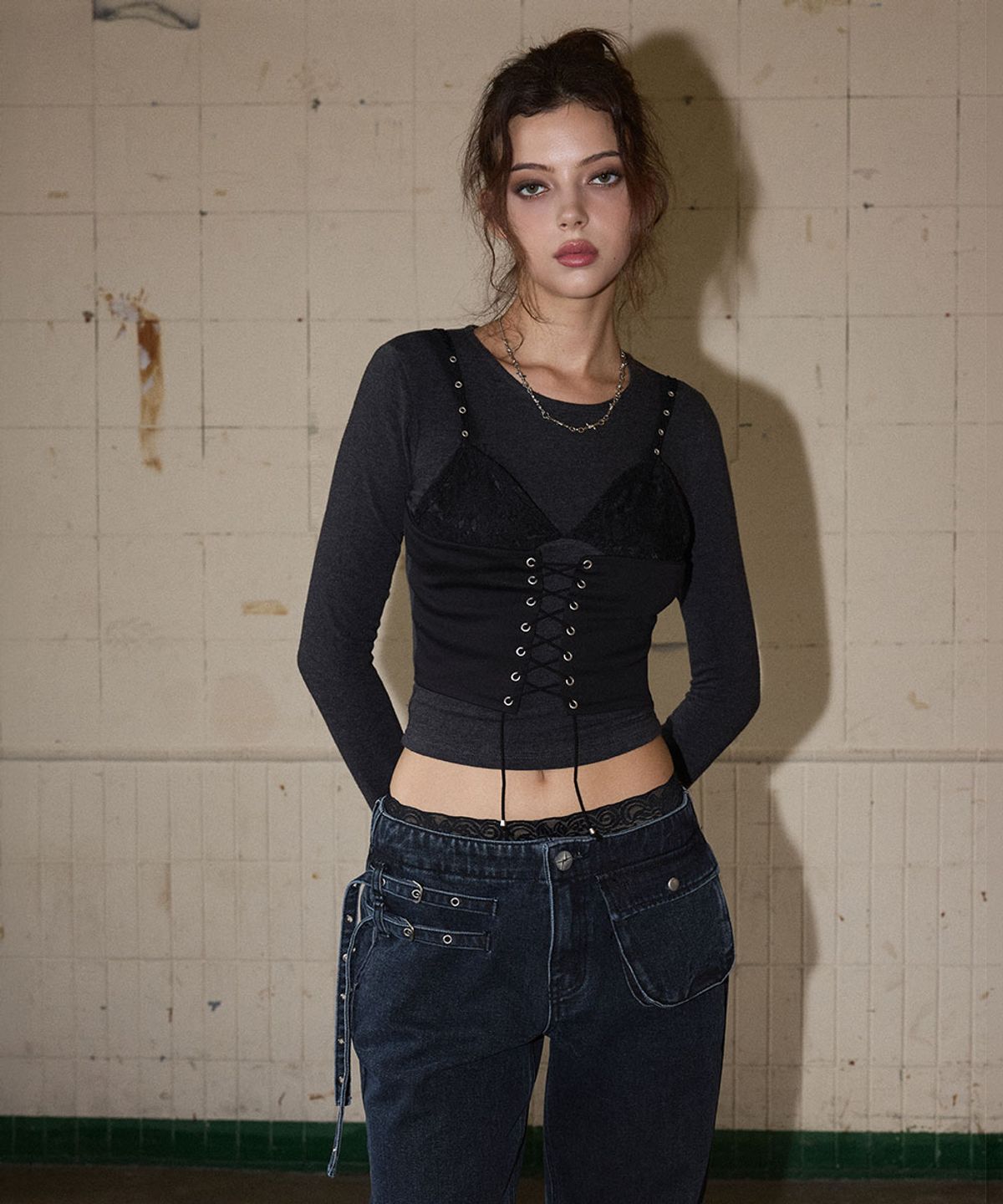노 엑스트라 터치(NO EXTRA TOUCH) Eyelet Strap Pocket Low Wide Denim (Dark Blue) / 26FWPT004DB