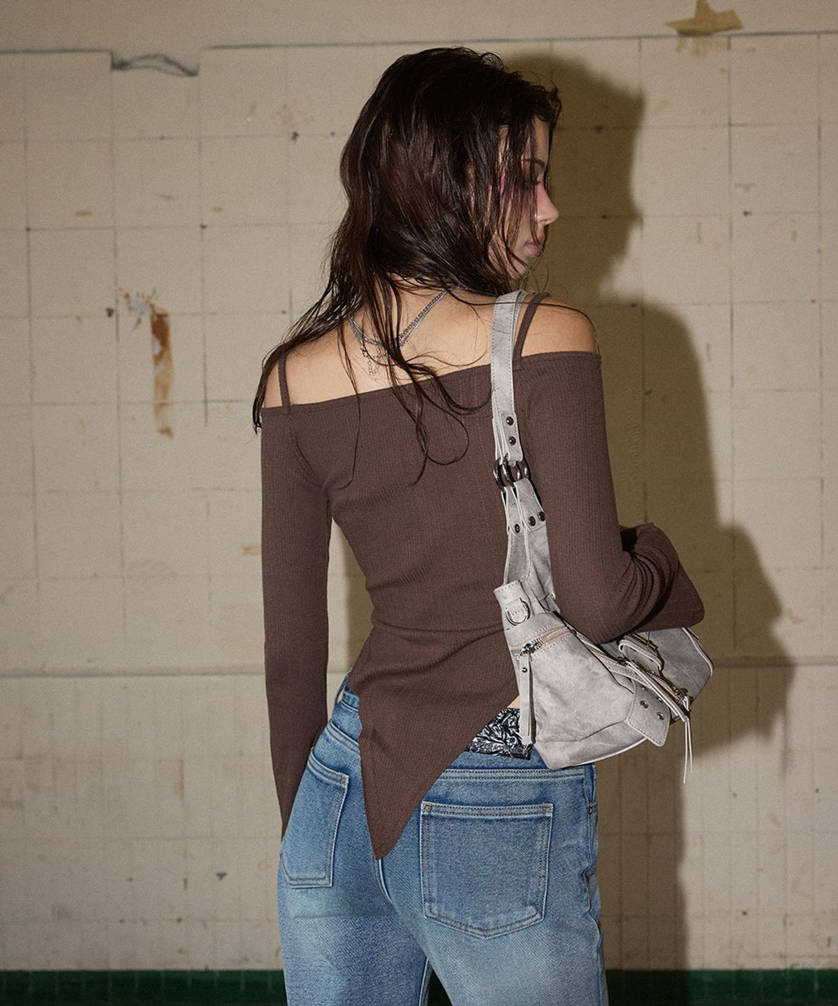 노 엑스트라 터치(NO EXTRA TOUCH) Shirred Off-Shoulder Long Sleeve Tee (Brown) / 26FWTS004BR