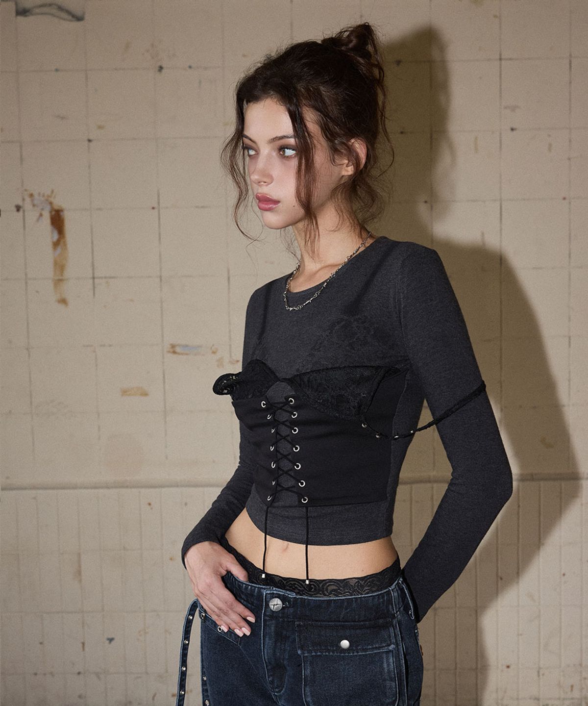 노 엑스트라 터치(NO EXTRA TOUCH) Bustier Layered Long Sleeve Tee (Charcoal) / 26FWTS003CH