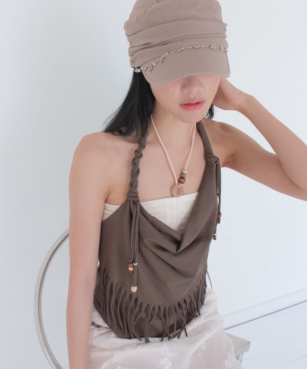 루바티(RUBATI) 아니타 로 프린지 카울 홀터넥 나시 비즈 탑_브라운