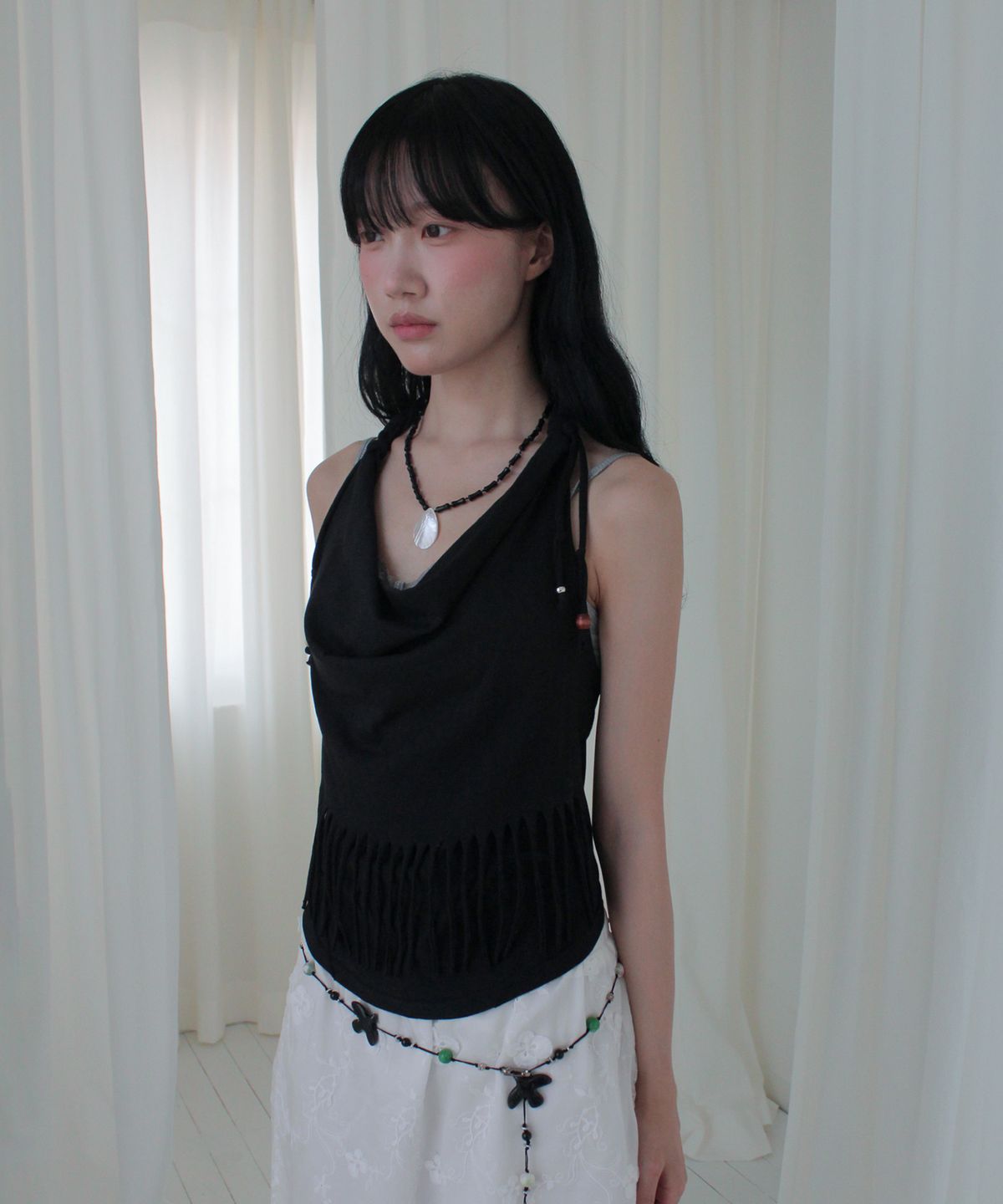 루바티(RUBATI) 아니타 로 프린지 카울 홀터넥 나시 비즈 탑_블랙