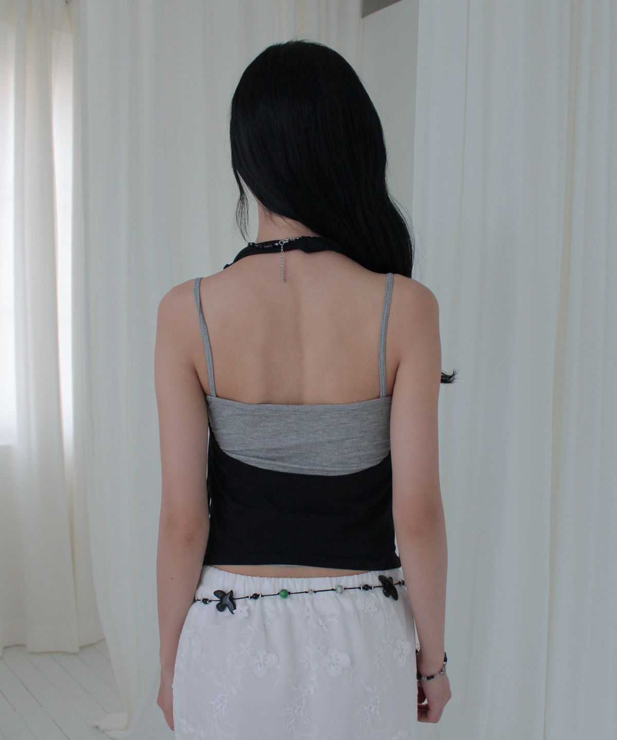 루바티(RUBATI) 아니타 로 프린지 카울 홀터넥 나시 비즈 탑_블랙