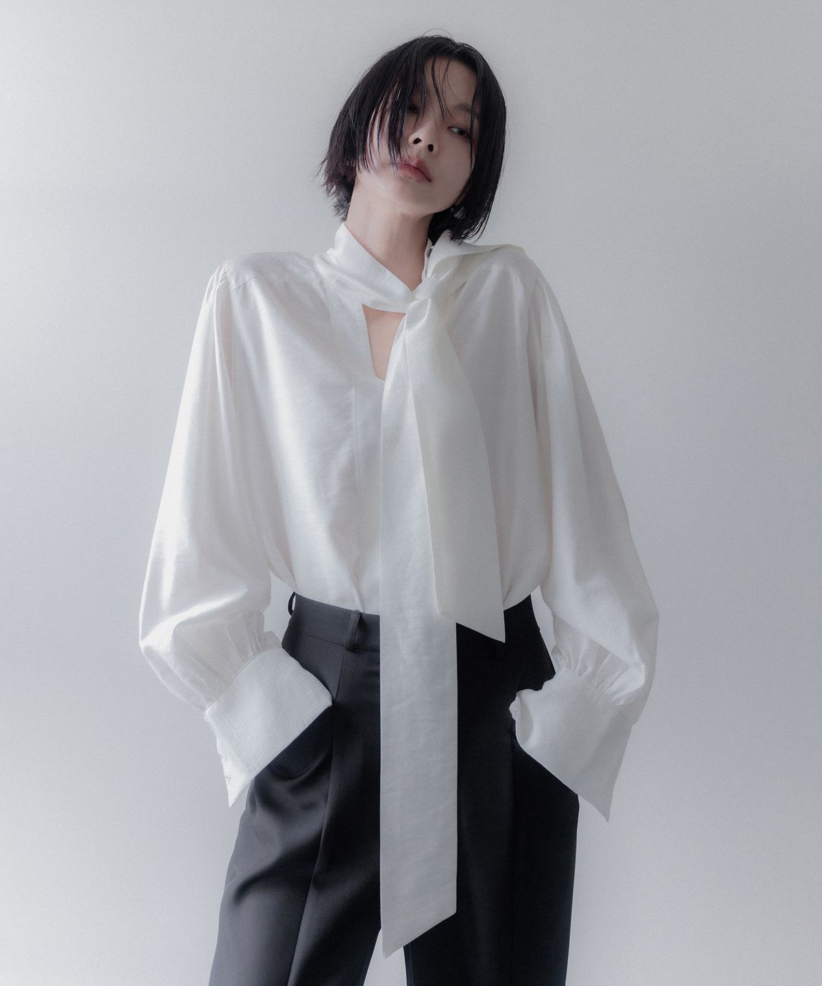 메무아(MEMUA) 그레이스 타이 블라우스(스카이블루)