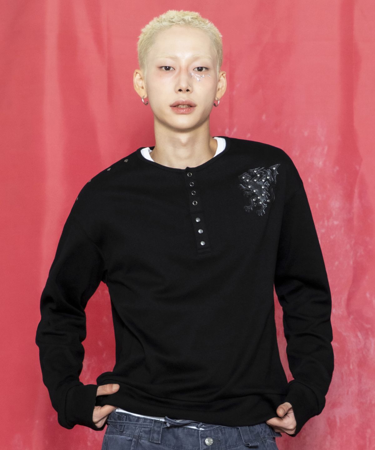 글랙(GLACK) GNT081 키메라 아플리케 스터드 레귤러핏 헨리넥 롱슬리브 (BLACK)