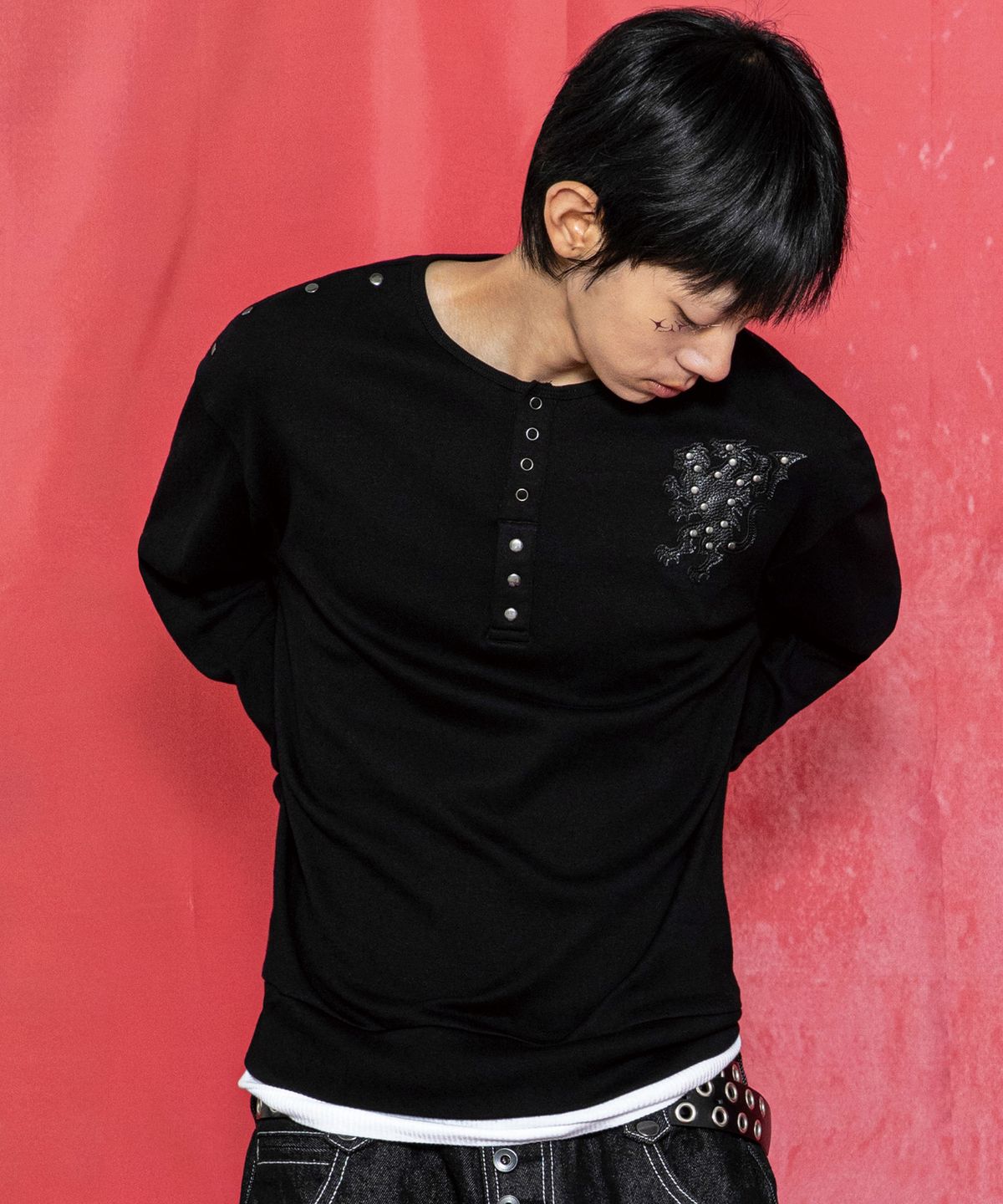 글랙(GLACK) GNT081 키메라 아플리케 스터드 레귤러핏 헨리넥 롱슬리브 (BLACK)