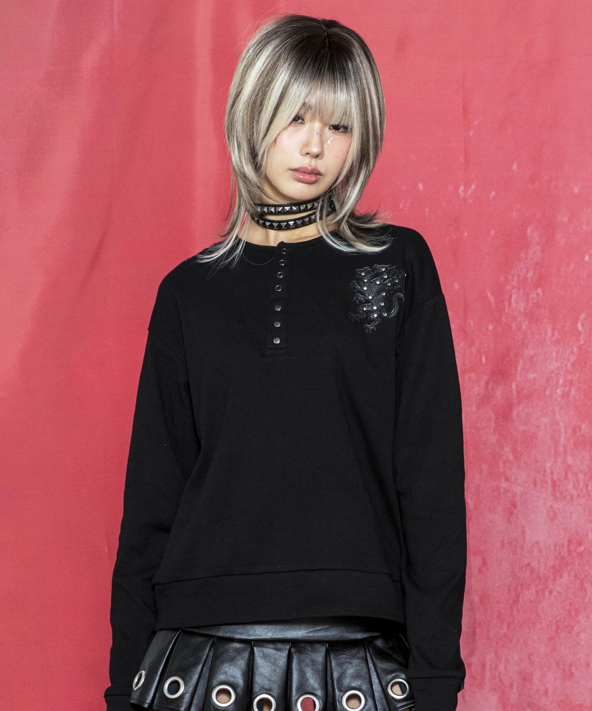 글랙(GLACK) GNT081 키메라 아플리케 스터드 레귤러핏 헨리넥 롱슬리브 (BLACK)