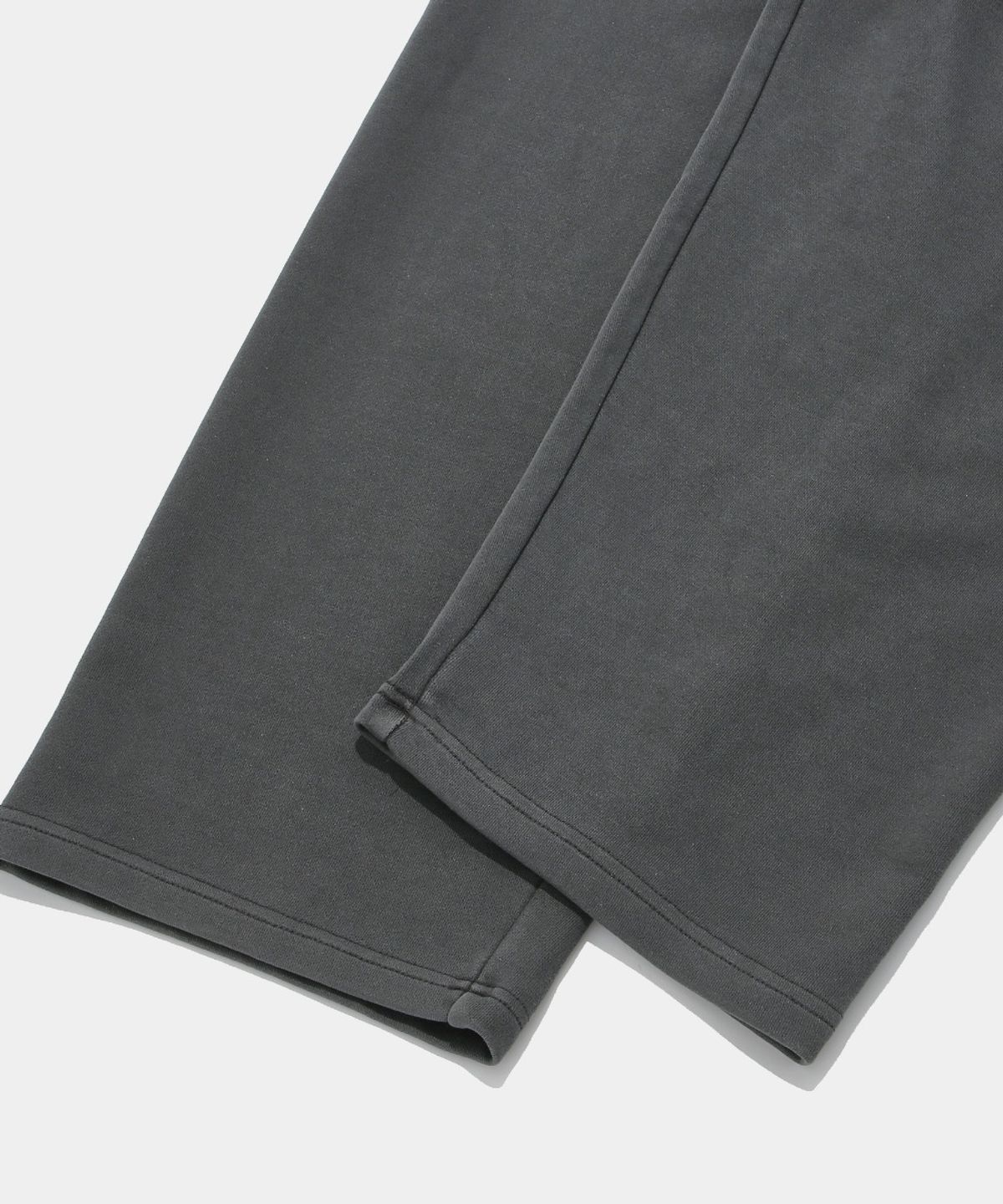 컬럼비아 유니버시티(COLUMBIA UNIVERSITY) NYC EMB DYED TERRY PINTUCK SWEATPANTS_CHARCOAL
