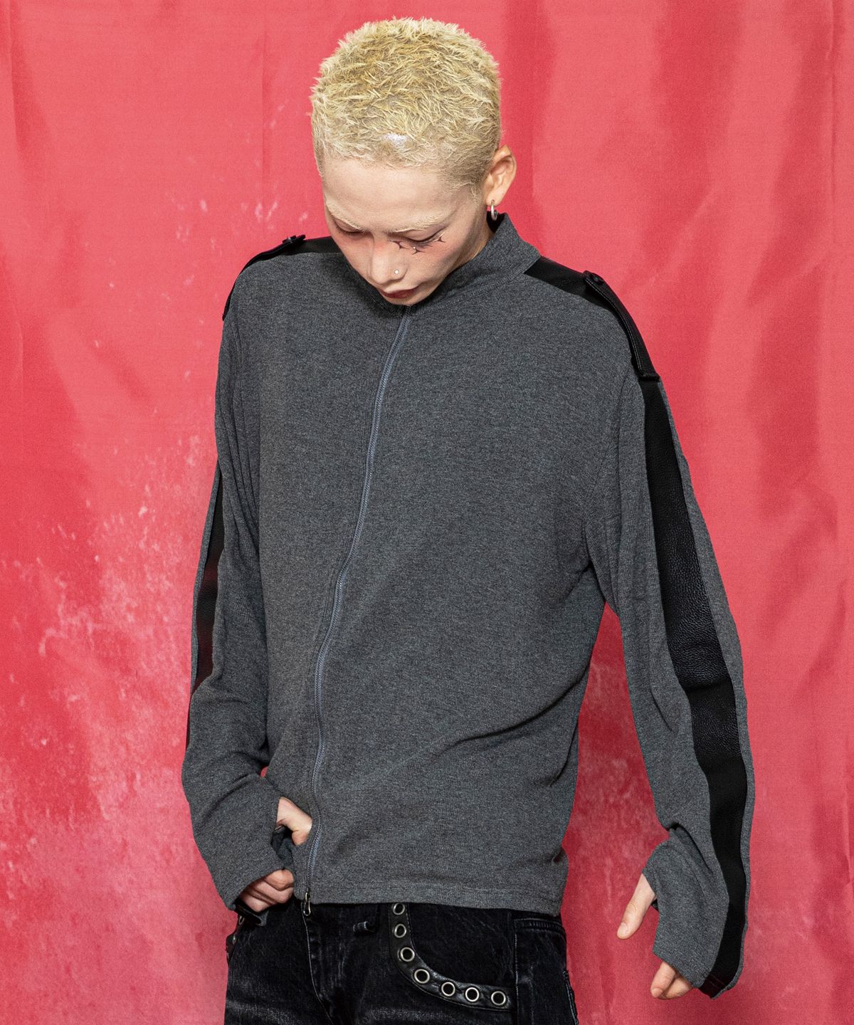 글랙(GLACK) GT189 스타 트레일 아플리케 PU레더 믹스 피티드 롱슬리브 집업 (CHARCOAL GRAY)