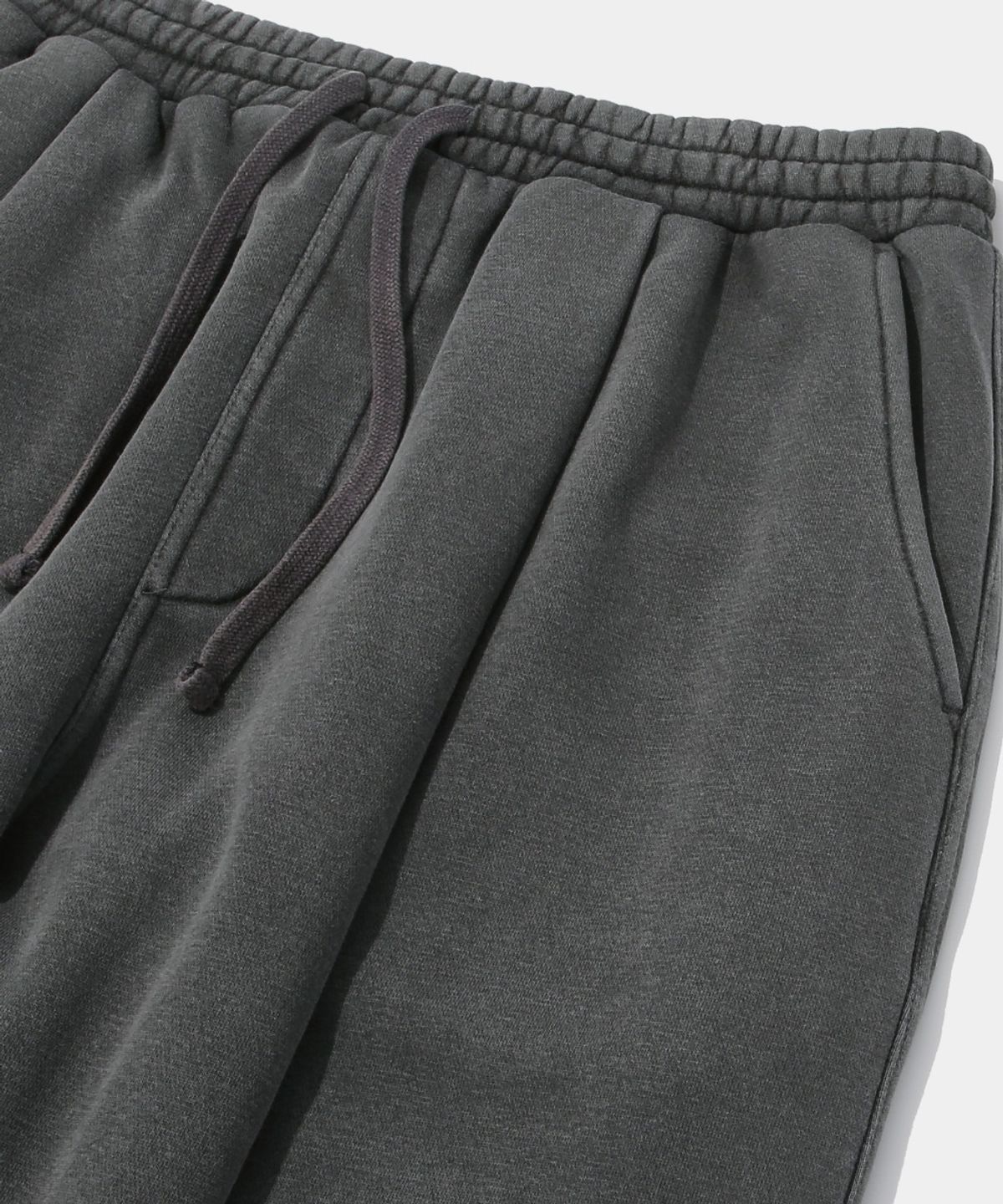 컬럼비아 유니버시티(COLUMBIA UNIVERSITY) TINY SCRIPT DYED FLEECE WIDE JOGGER SWEATPANTS_CHARCOAL