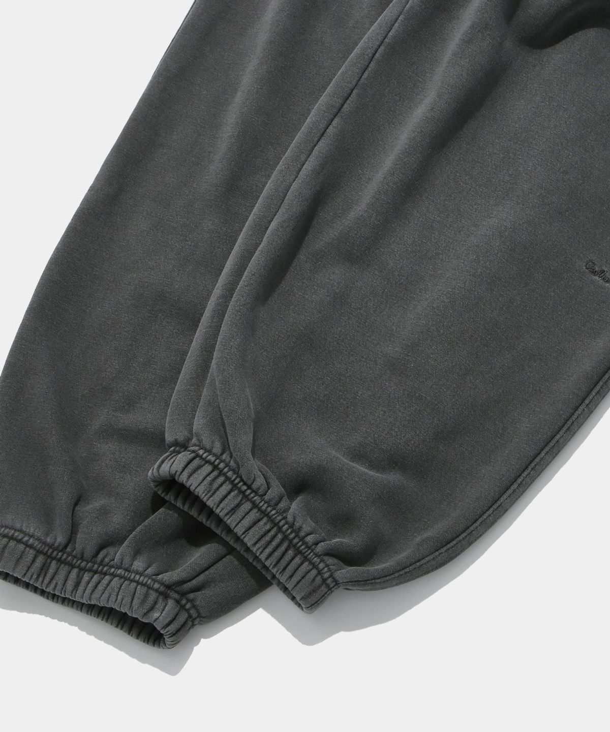 컬럼비아 유니버시티(COLUMBIA UNIVERSITY) TINY SCRIPT DYED FLEECE WIDE JOGGER SWEATPANTS_CHARCOAL
