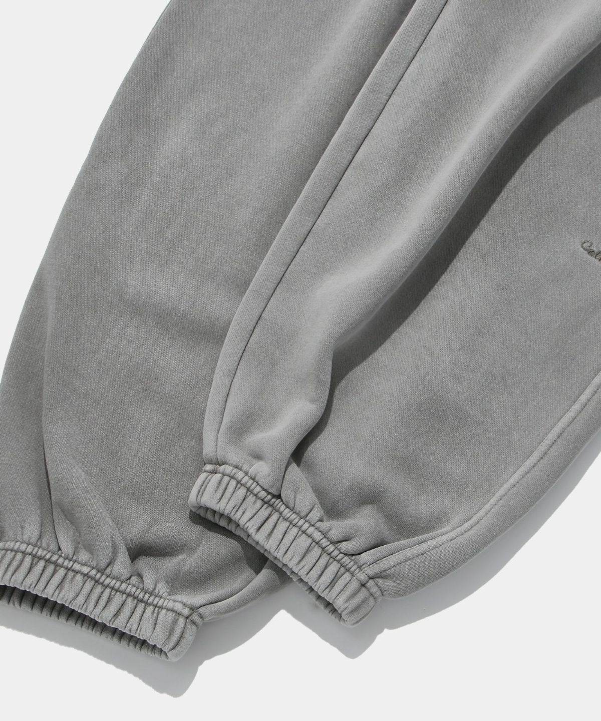 컬럼비아 유니버시티(COLUMBIA UNIVERSITY) TINY SCRIPT DYED FLEECE WIDE JOGGER SWEATPANTS_GRAY