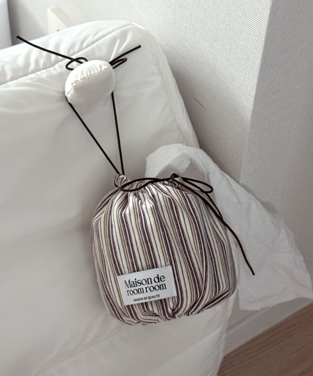 메종드룸룸(MAISON DE ROOMROOM) 링링 로로 스트라이프 두루마리 티슈케이스