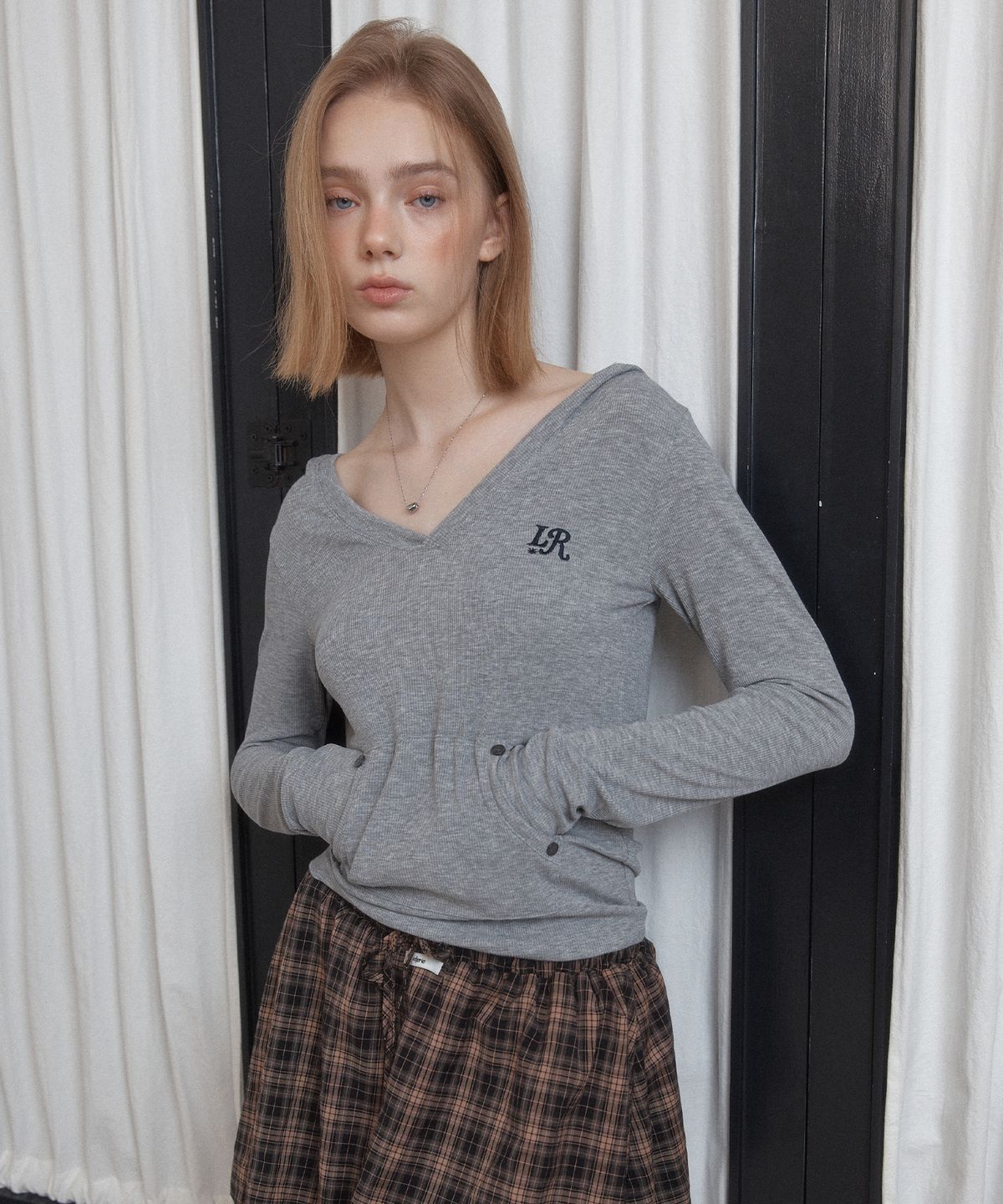 레터리(LETERIE) LR V-NECK HOODIE_GREY