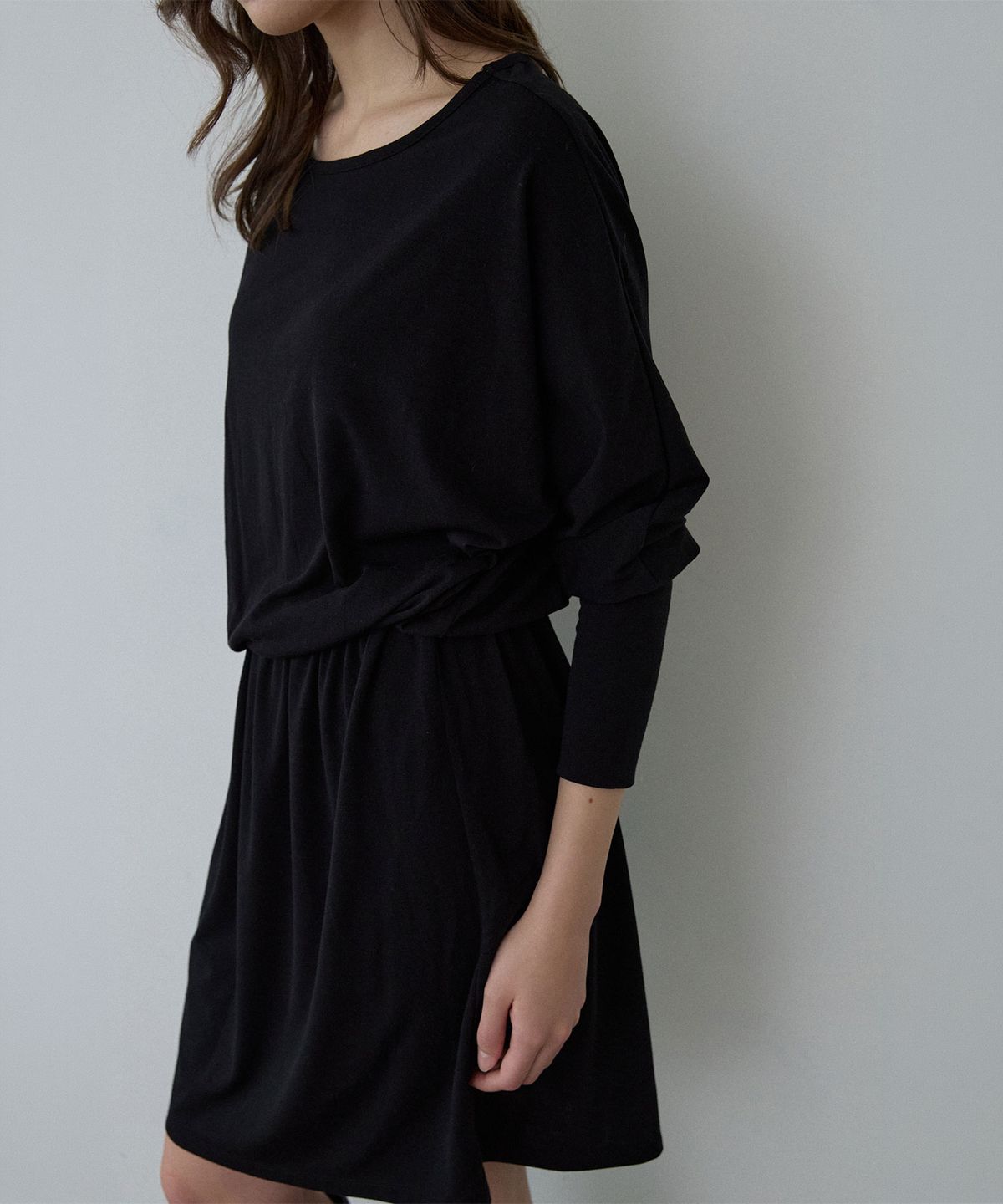 위오이(WIOE) Drape Shirring Mini Dress_Black