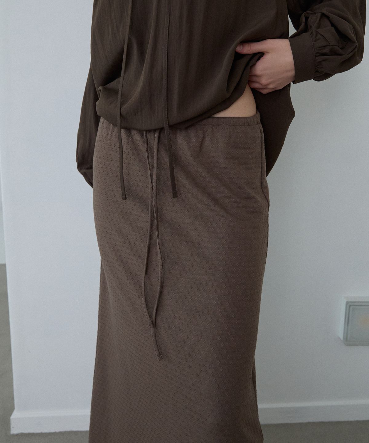 위오이(WIOE) Jacquard Maxi Skirt_Choco Brown