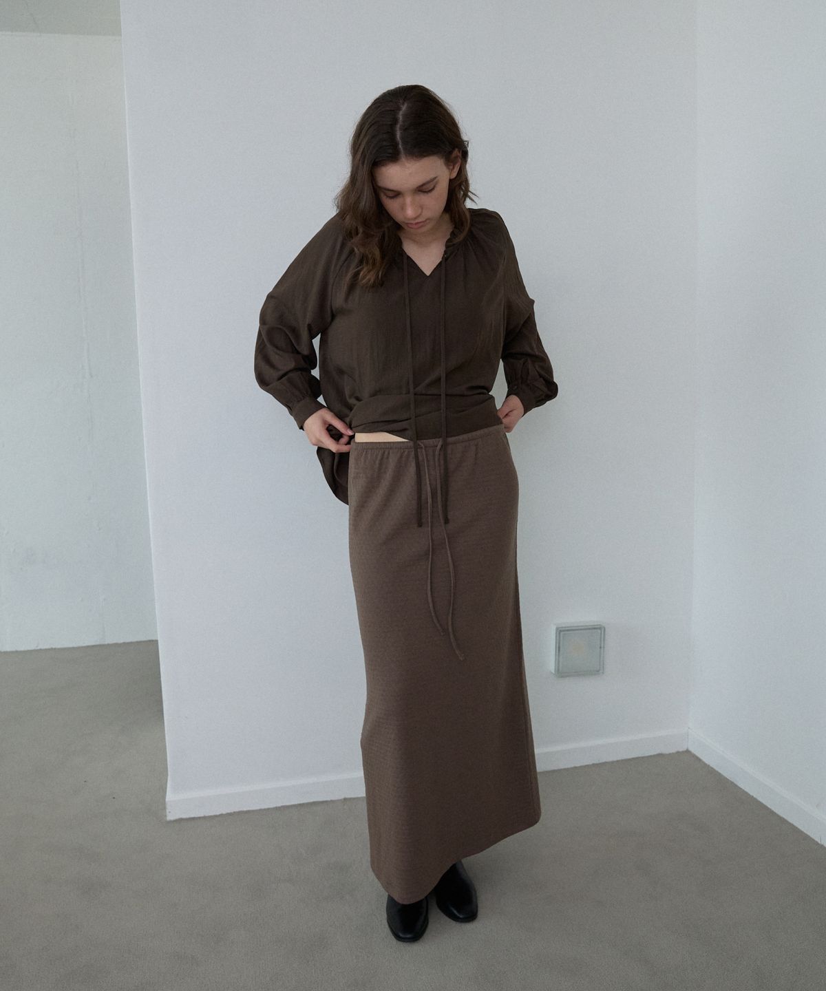 위오이(WIOE) Jacquard Maxi Skirt_Choco Brown