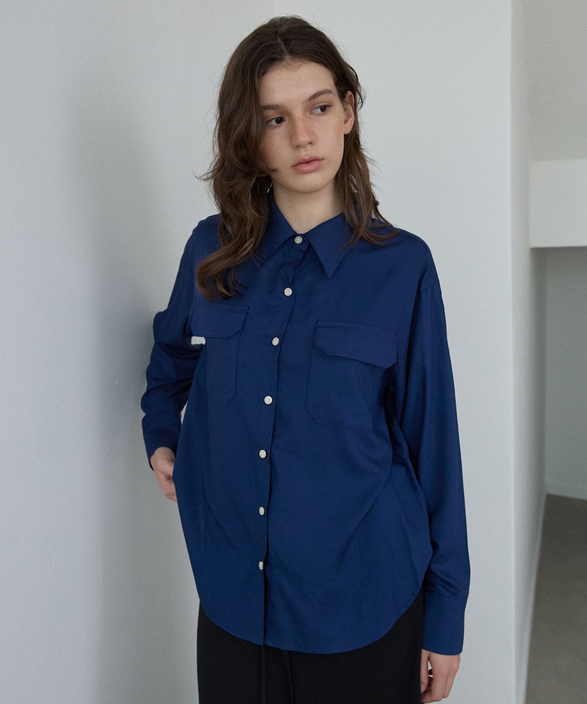 위오이(WIOE) Double Pocket Shirt_Deep Blue