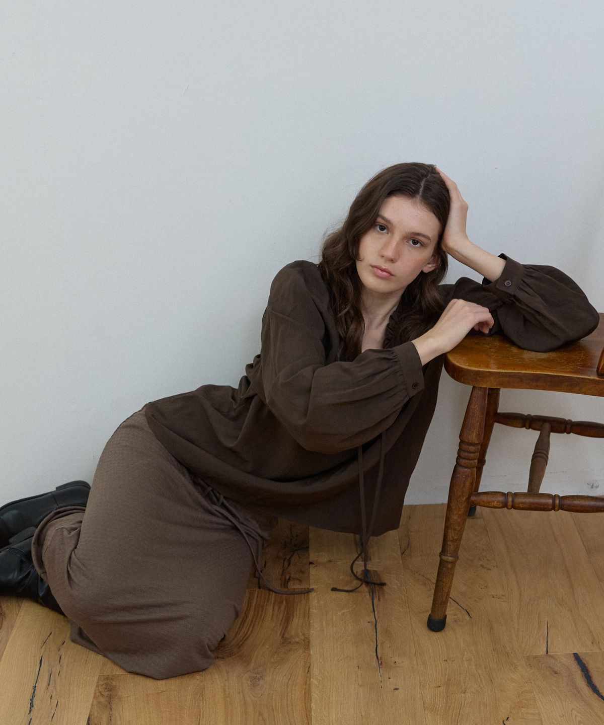 위오이(WIOE) Shirred Ribbon Tie Blouse_Choco Brown
