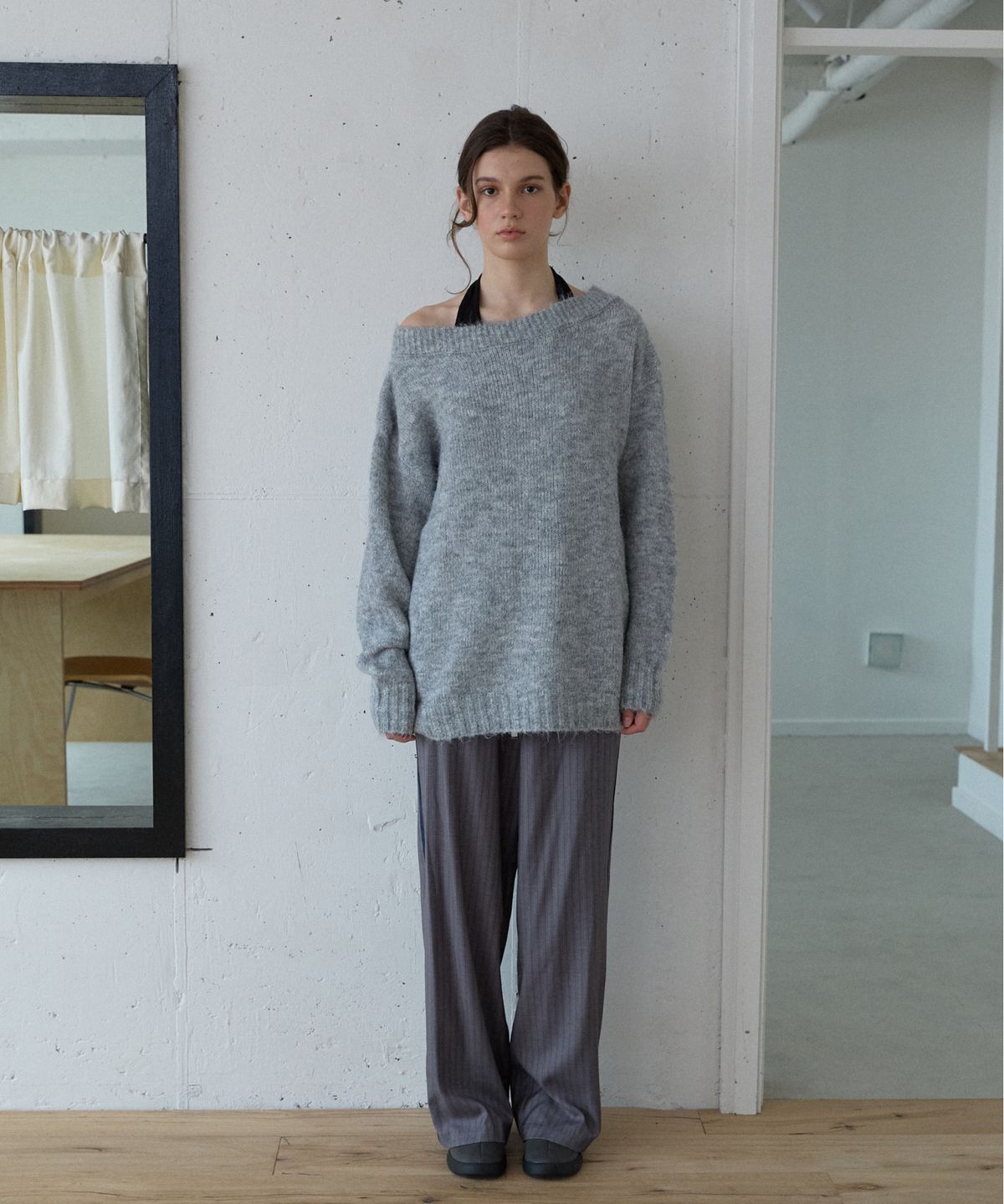 위오이(WIOE) Soft Off-Shoulder Knit_Grey