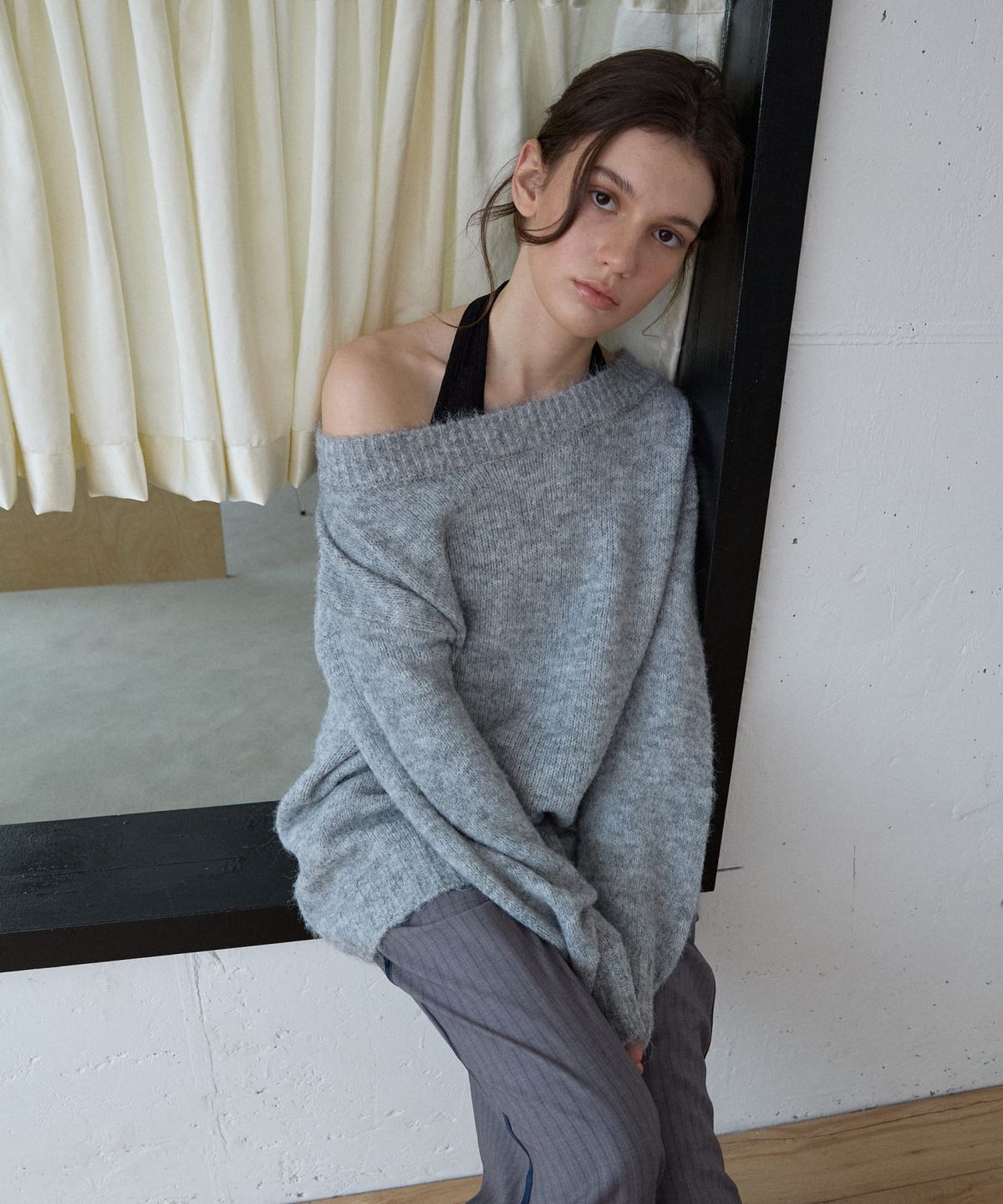 위오이(WIOE) Soft Off-Shoulder Knit_Grey