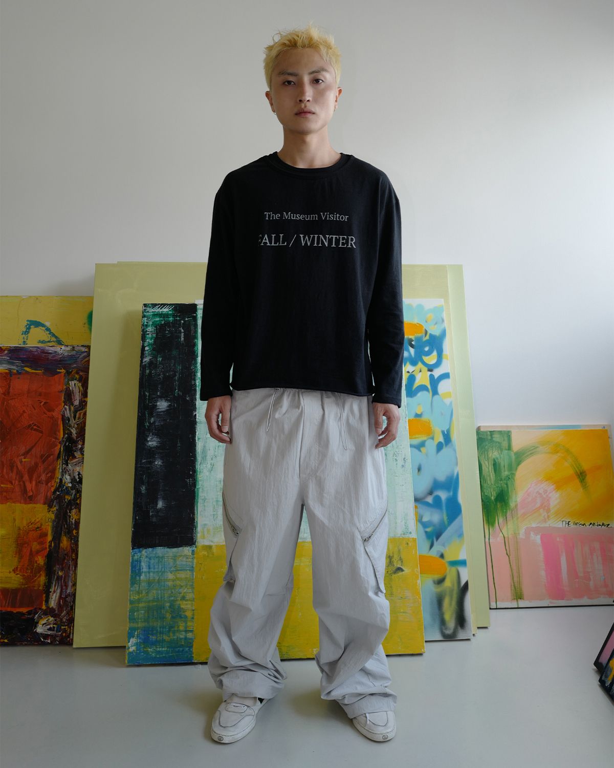 더뮤지엄비지터(THEMUSEUMVISITOR) PIN-TUCK NYLON DRAWSTRING PANTS (LIGHT GREY)