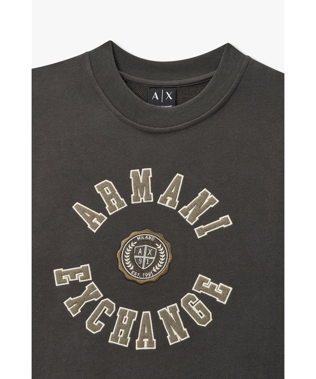 아르마니 익스체인지(ARMANI EXCHANGE) 남성 로고 패치 레귤러 핏 스웨트셔츠 _챠콜 A416331008