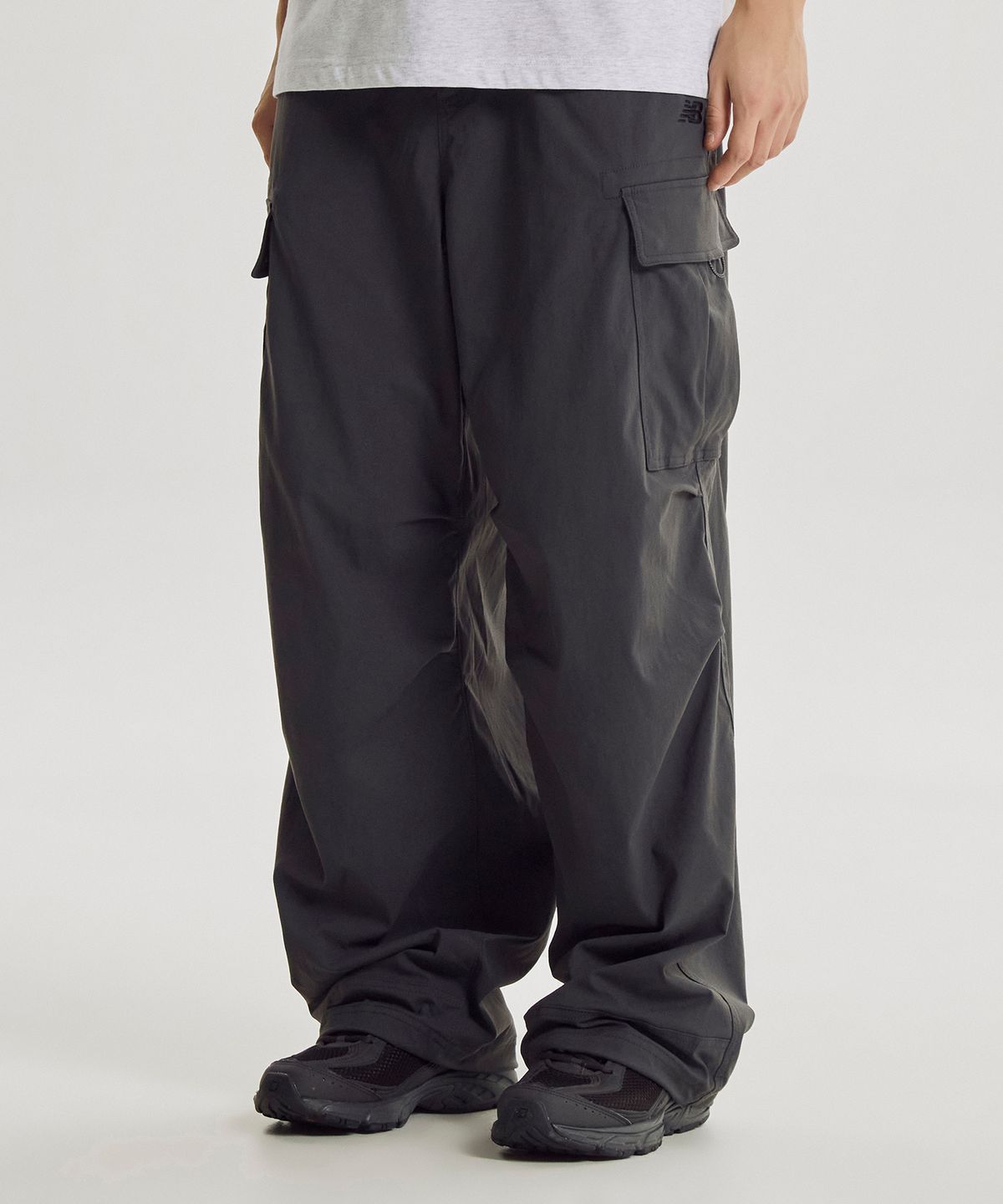 뉴발란스(NEW BALANCE) NBNTG31813 / UN 에센셜 카고 와이드 팬츠 (CHARCOAL)