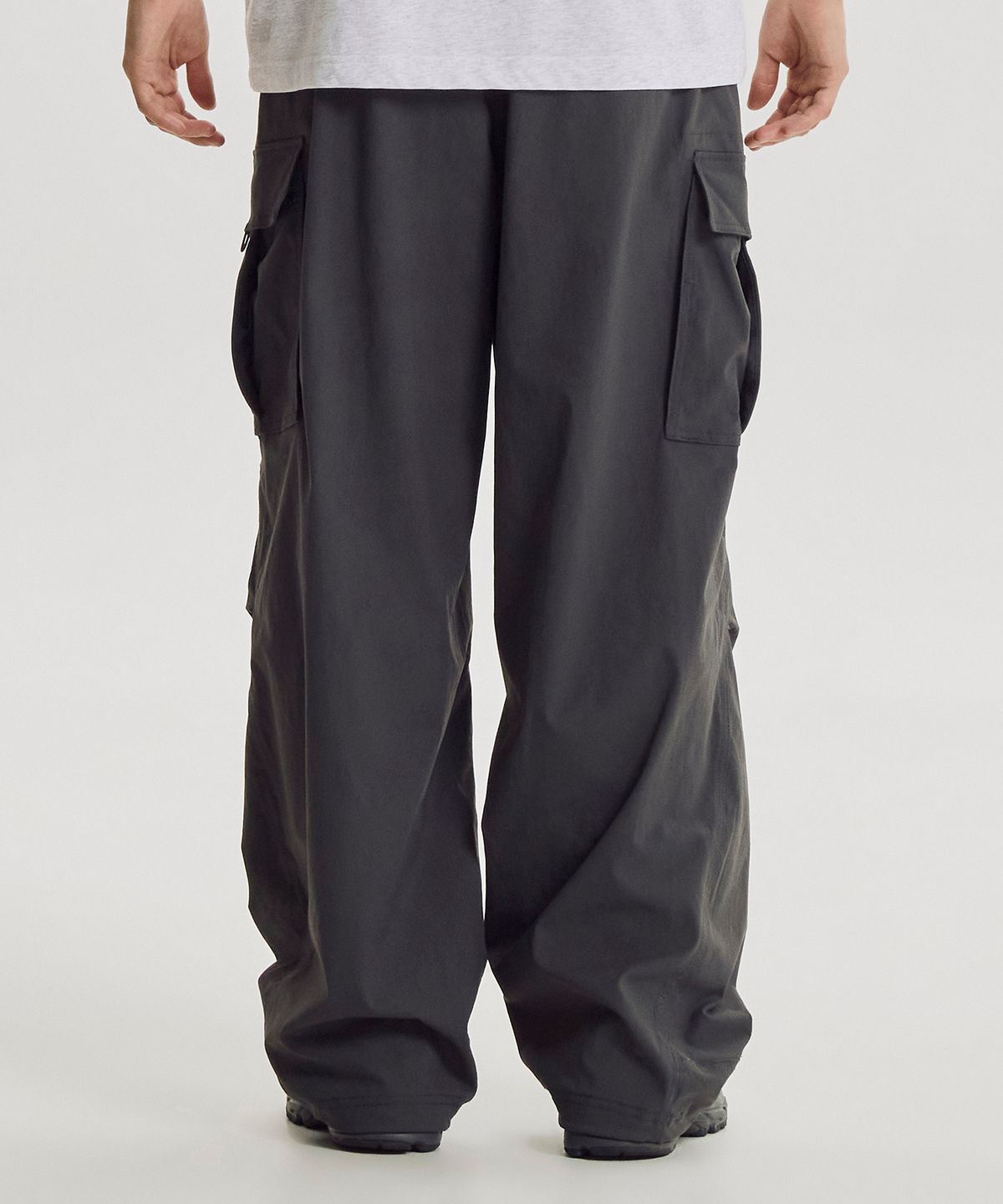 뉴발란스(NEW BALANCE) NBNTG31813 / UN 에센셜 카고 와이드 팬츠 (CHARCOAL)