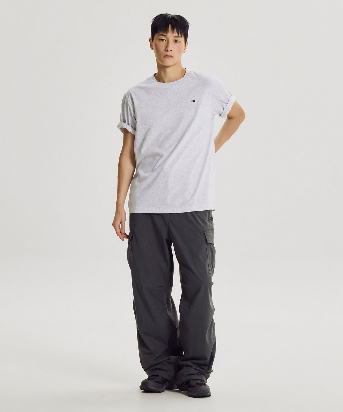 뉴발란스(NEW BALANCE) NBNTG31813 / UN 에센셜 카고 와이드 팬츠 (CHARCOAL)