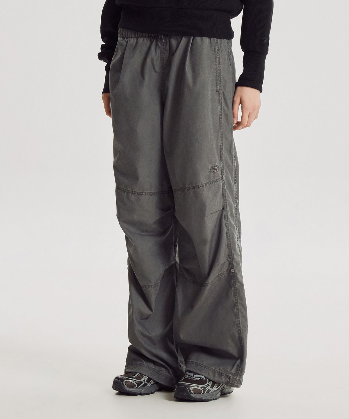 뉴발란스(NEW BALANCE) NBNTG3W822 / WOMEN ALLDAY 파라슈트 우븐 오버와이드 팬츠 (D/CHARCOAL)