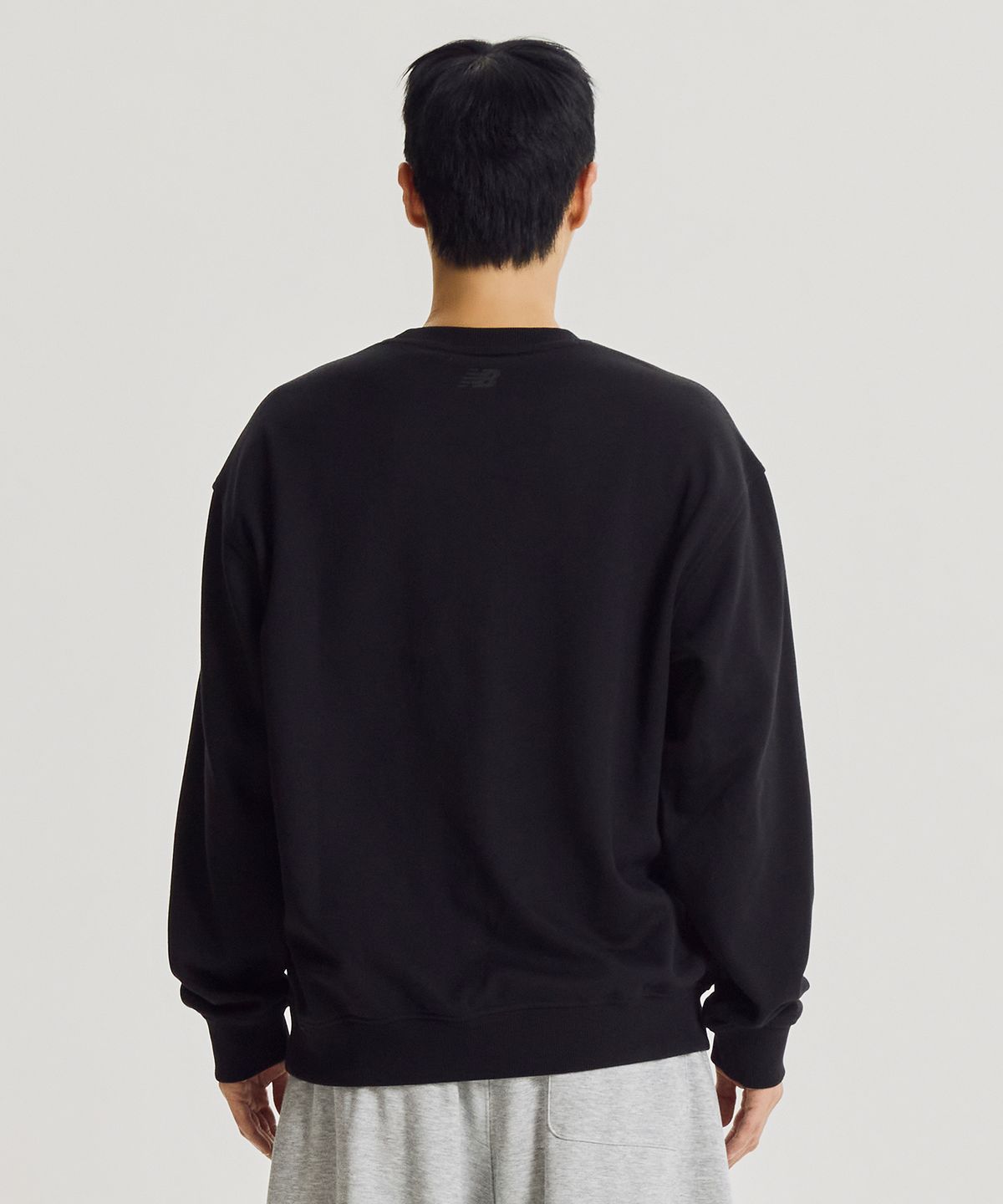 뉴발란스(NEW BALANCE) NBNCG41803 / UNI 에센셜 클래식 맨투맨 (BLACK)