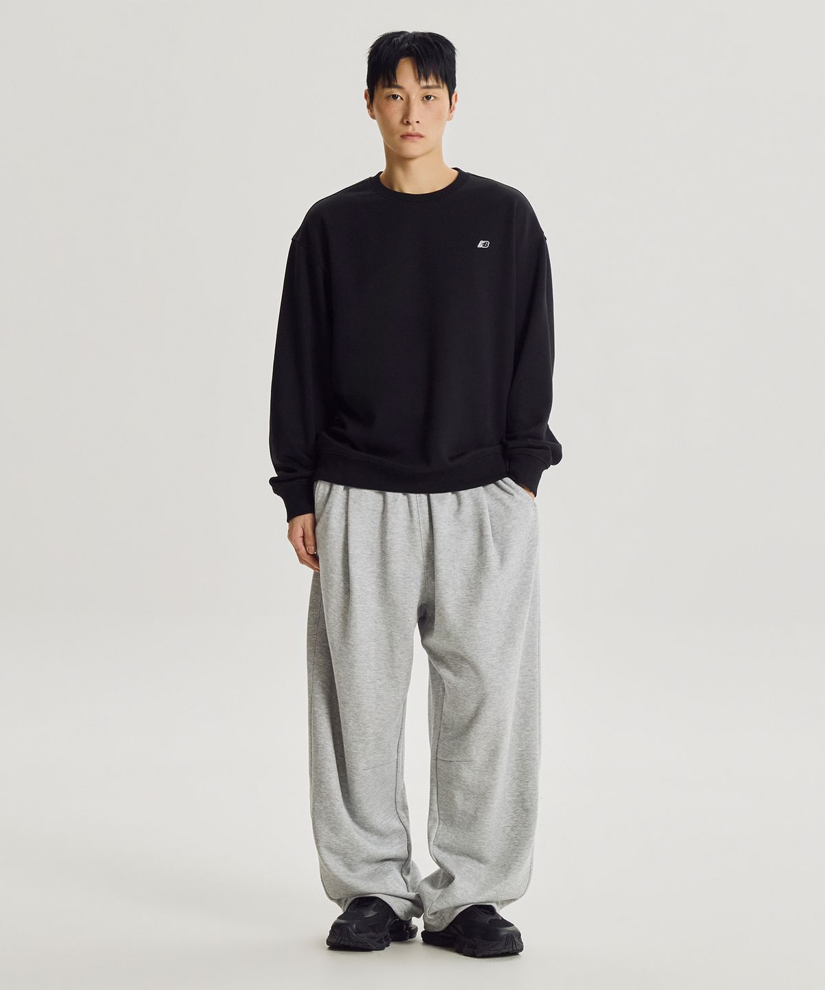 뉴발란스(NEW BALANCE) NBNCG41803 / UNI 에센셜 클래식 맨투맨 (BLACK)