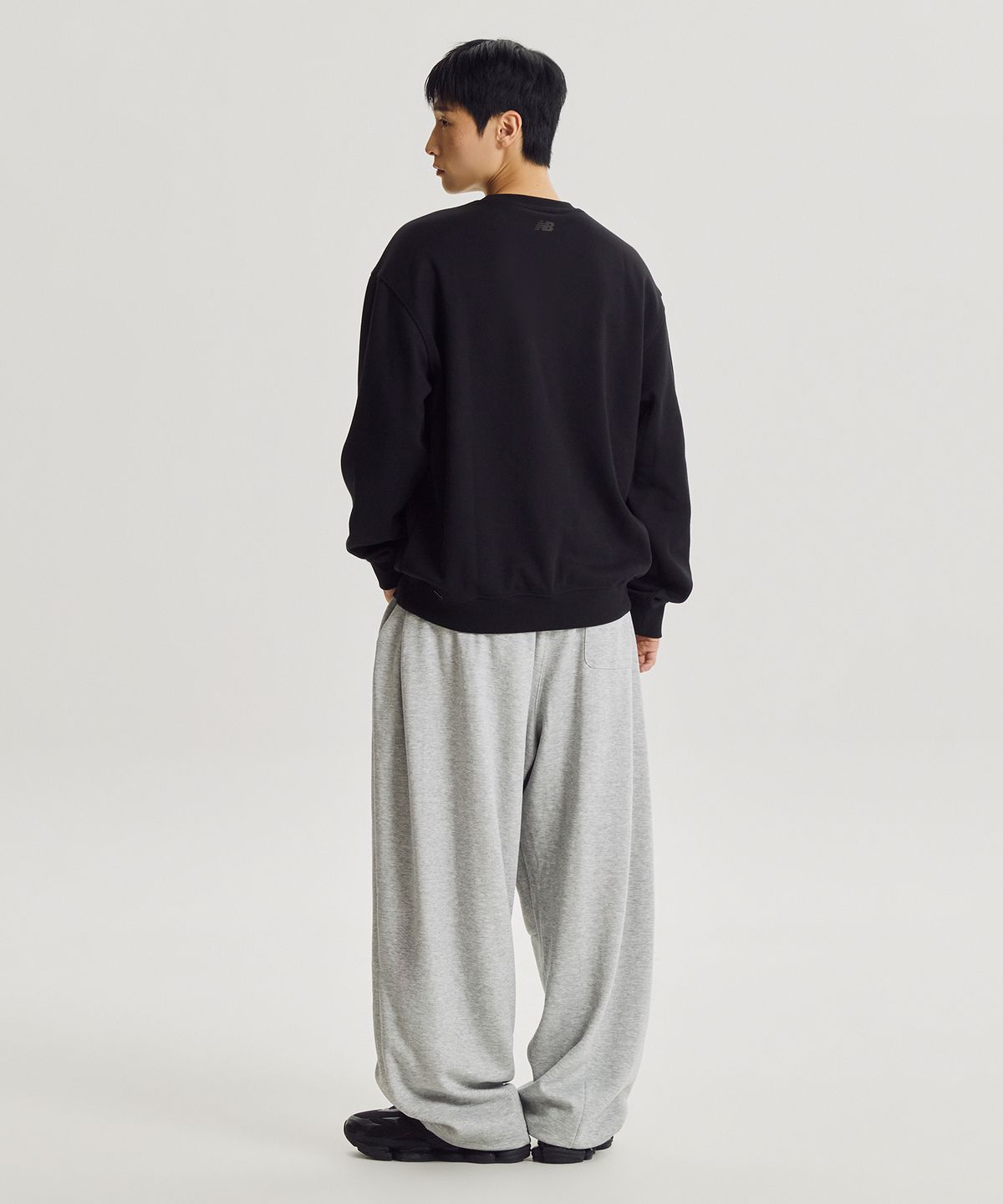 뉴발란스(NEW BALANCE) NBNCG41803 / UNI 에센셜 클래식 맨투맨 (BLACK)