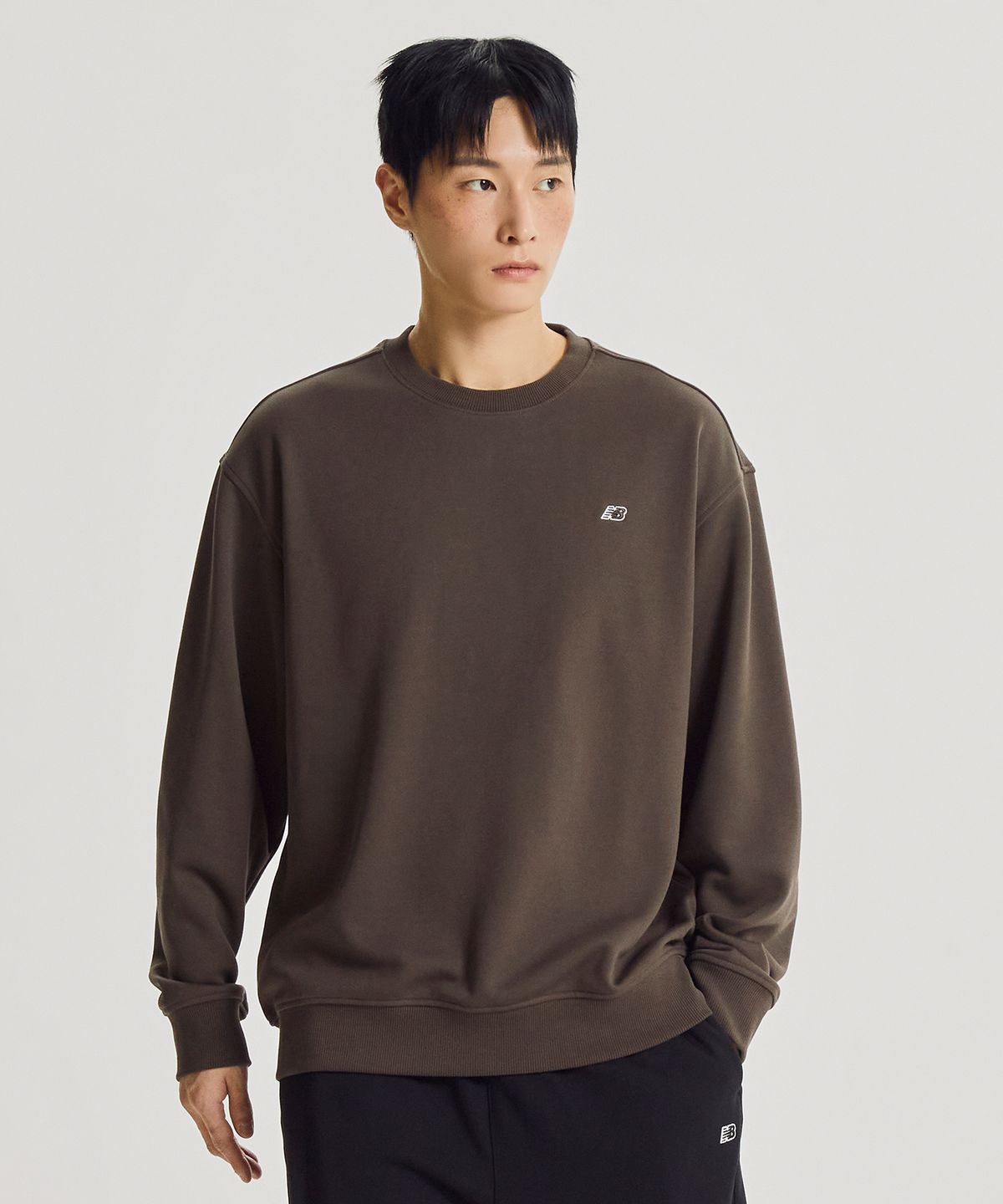 뉴발란스(NEW BALANCE) NBNCG41803 / UNI 에센셜 클래식 맨투맨 (COCOA)