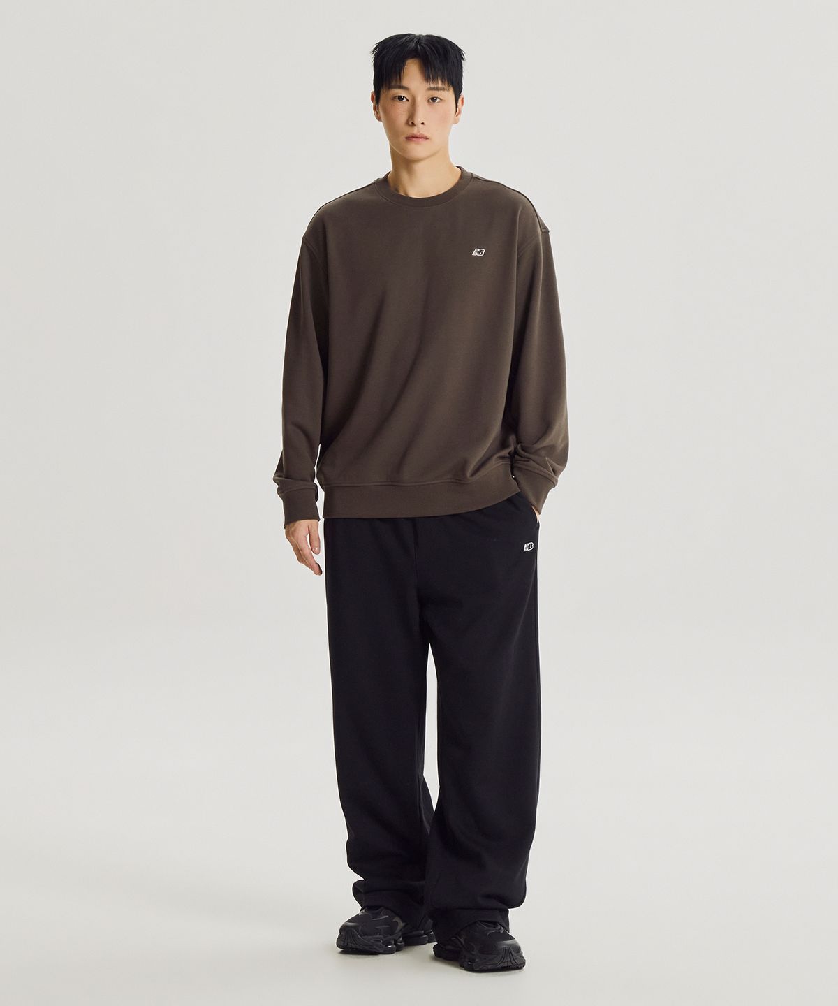 뉴발란스(NEW BALANCE) NBNCG41803 / UNI 에센셜 클래식 맨투맨 (COCOA)