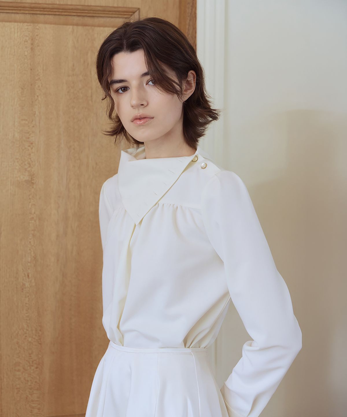 아이스가든에이오공팔(ICE GARDEN A.508) High-neck Scarf Detail Blouse_Beige