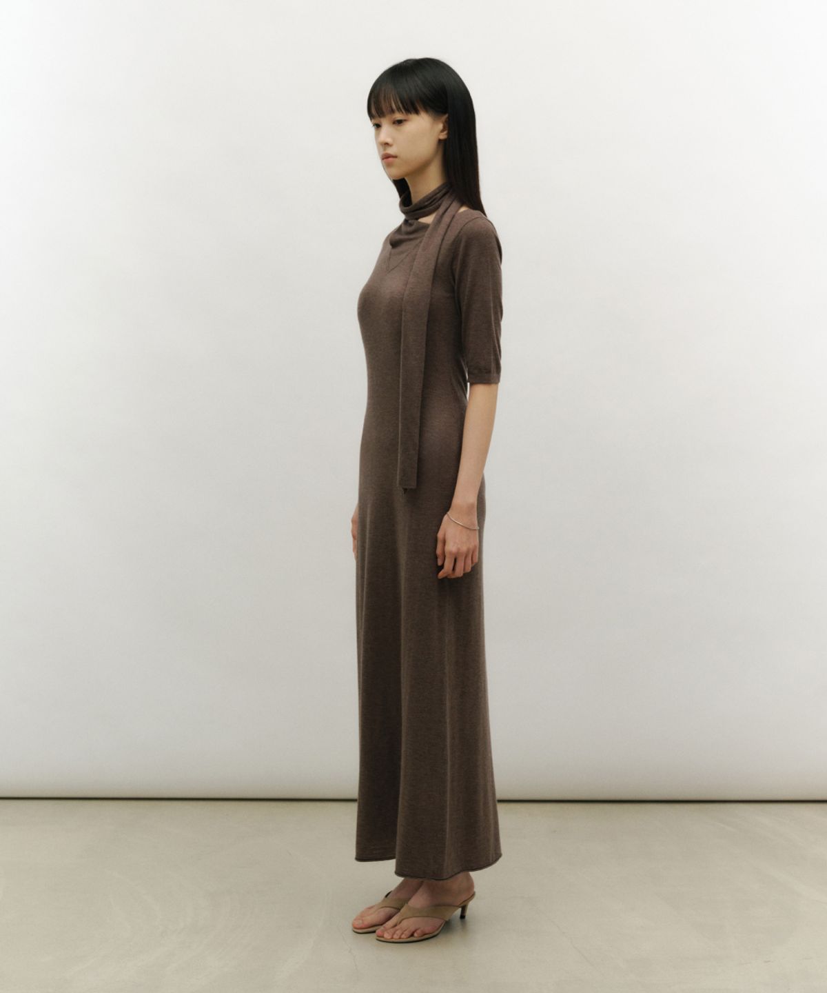 로우타이드(LOW TIDE) SCARF KNIT DRESS [BROWN]