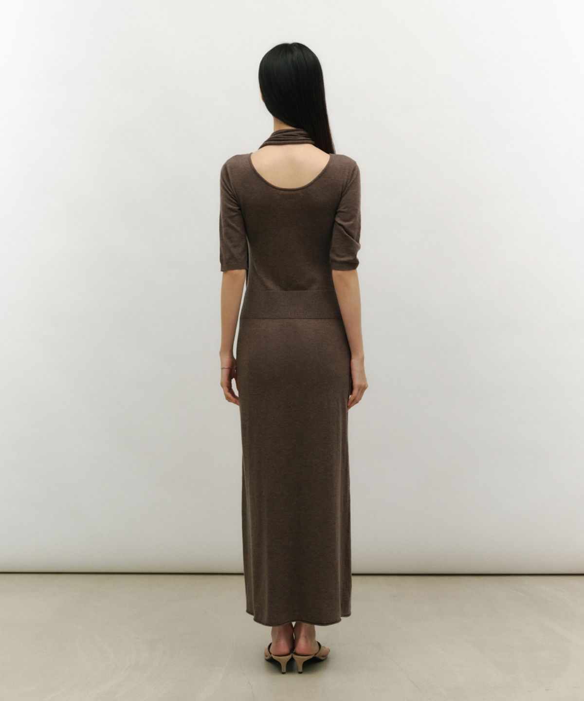 로우타이드(LOW TIDE) SCARF KNIT DRESS [BROWN]