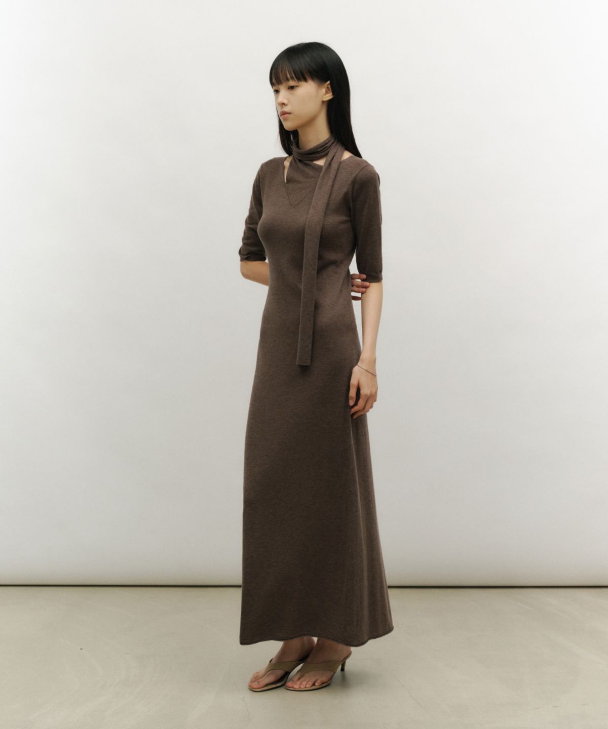 로우타이드(LOW TIDE) SCARF KNIT DRESS [BROWN]