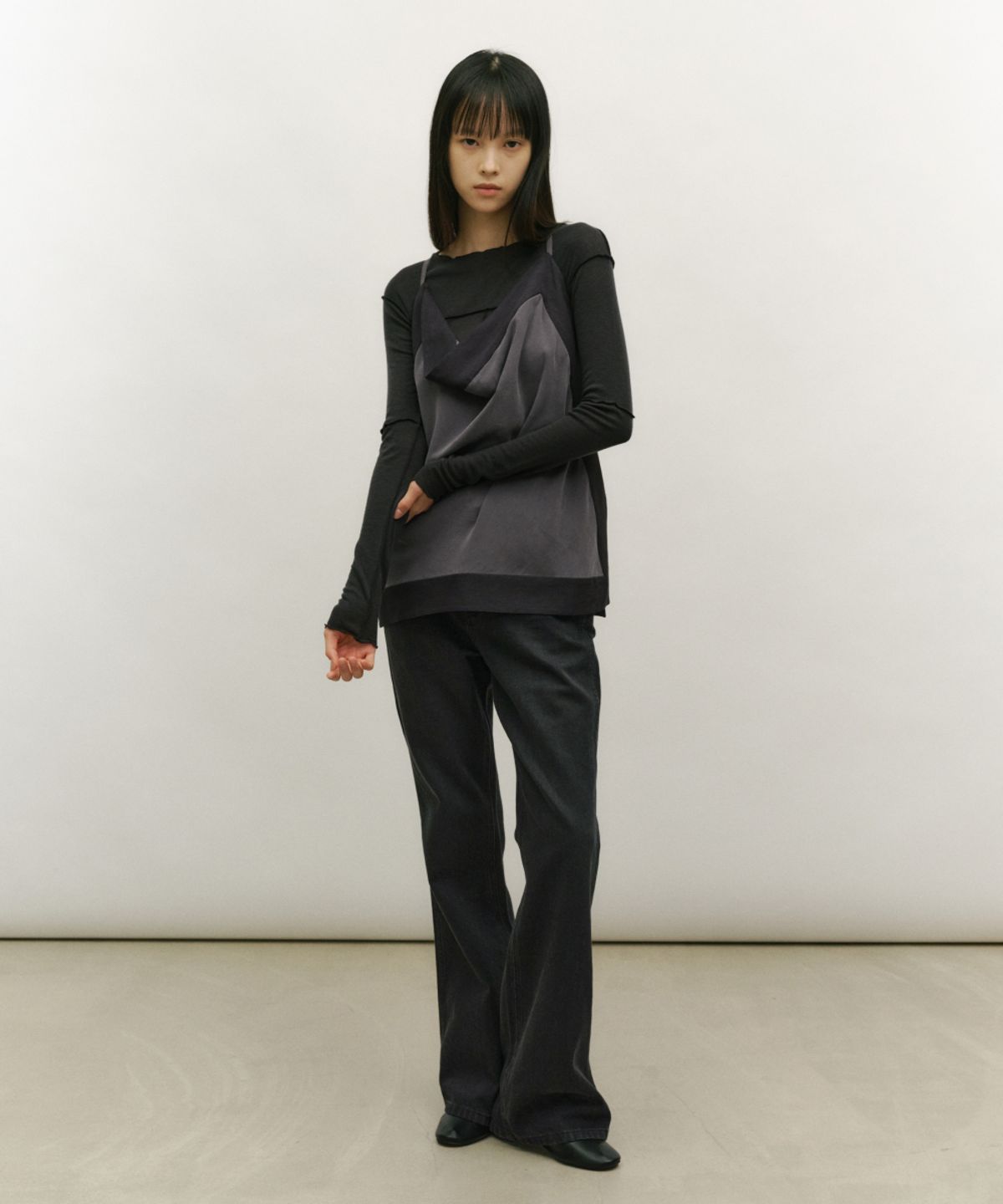 로우타이드(LOW TIDE) ESSENTIAL FLARE JEANS [DARK GREY]