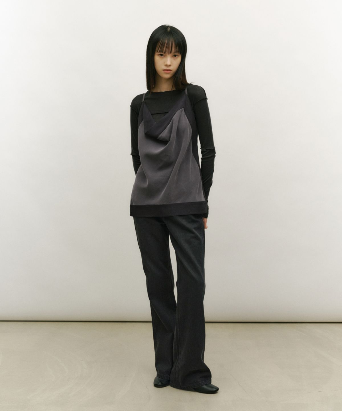 로우타이드(LOW TIDE) ESSENTIAL FLARE JEANS [DARK GREY]