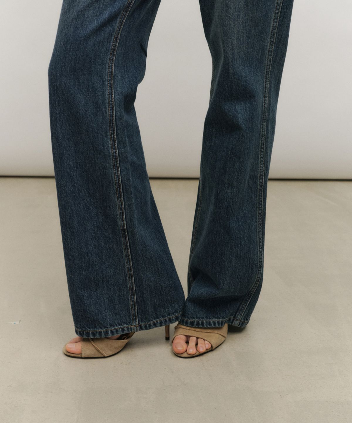 로우타이드(LOW TIDE) ESSENTIAL FLARE JEANS [BLUE]
