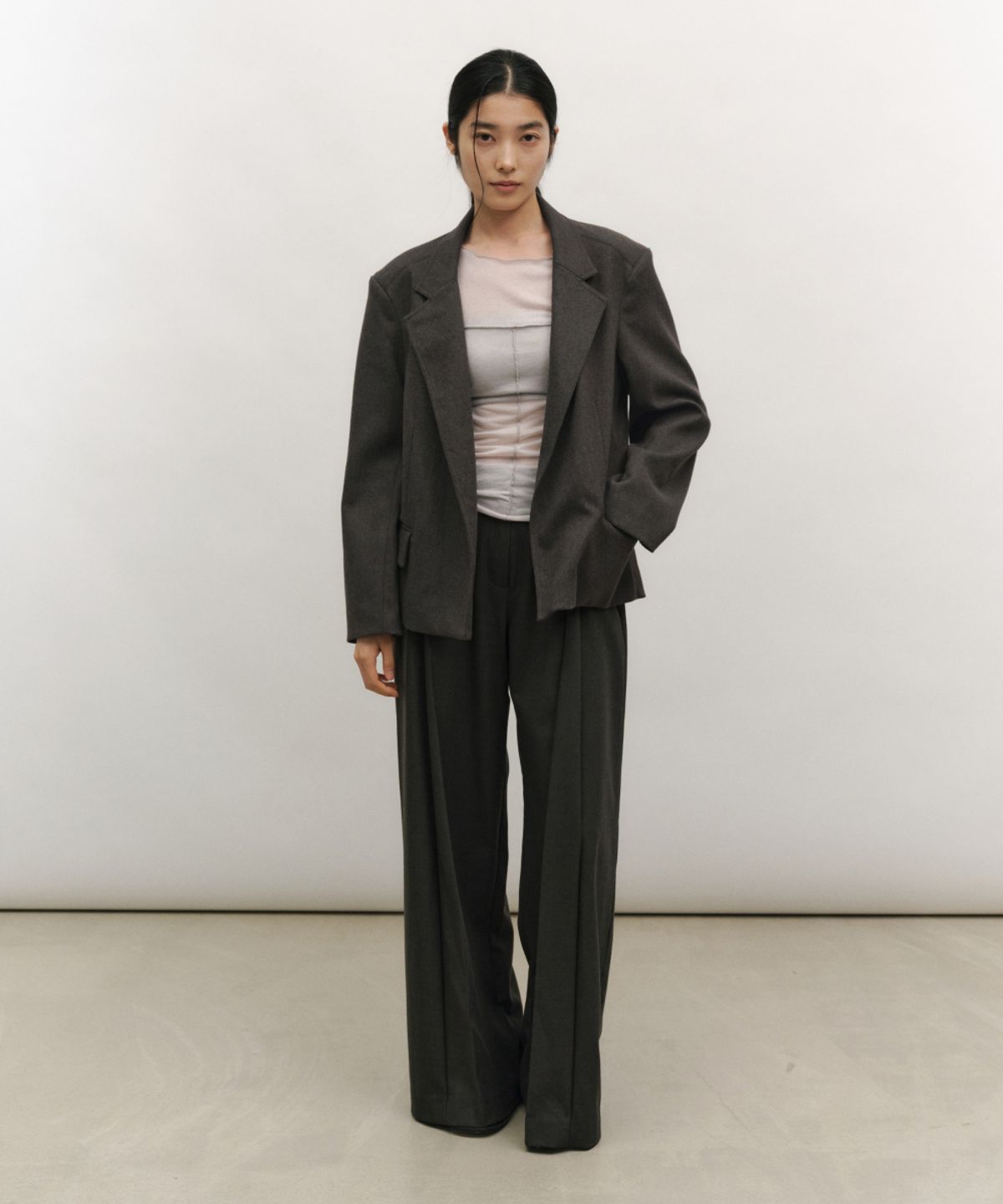 로우타이드(LOW TIDE) TAILORED TUCK PANTS [CHARCOAL]