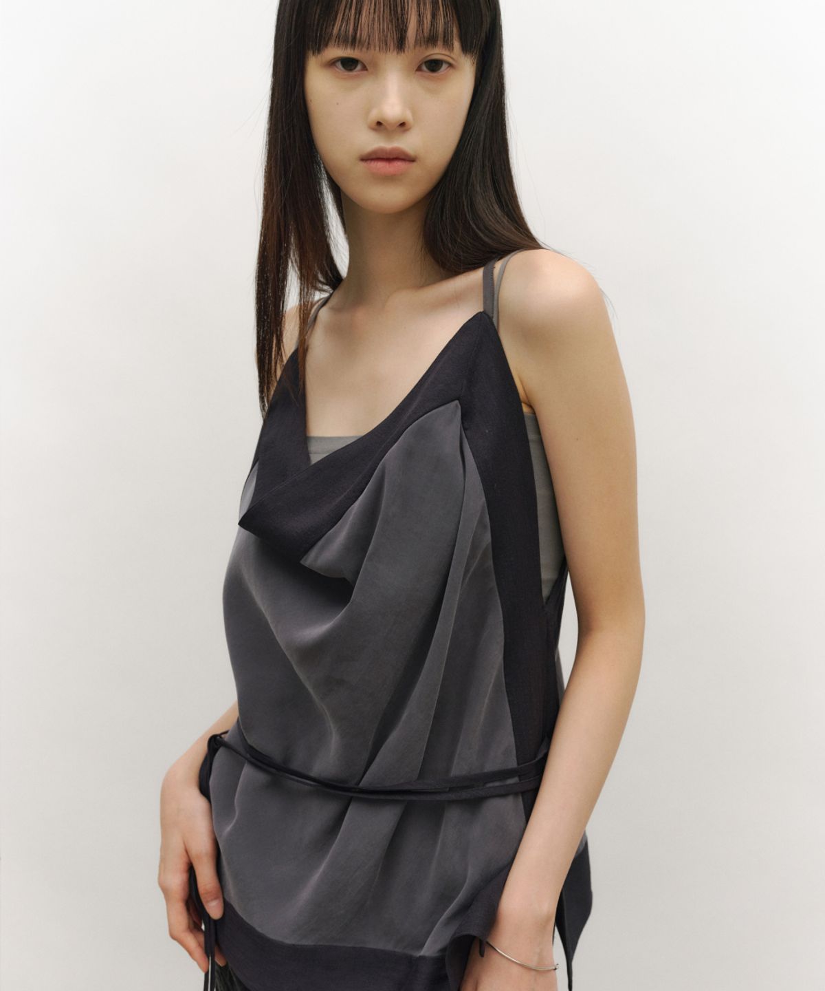 로우타이드(LOW TIDE) FRAME COWL HALTER TOP [CHARCOAL]