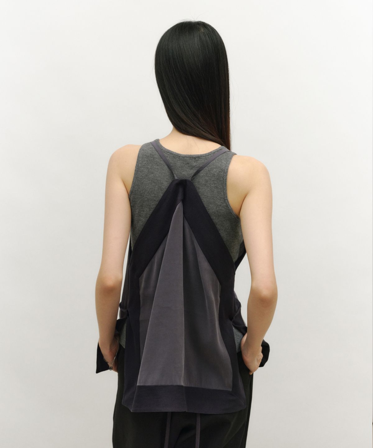 로우타이드(LOW TIDE) FRAME COWL HALTER TOP [CHARCOAL]