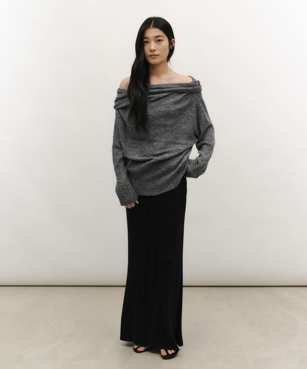 로우타이드(LOW TIDE) RELAXED OFF-SHOULDER KNIT [CHARCOAL]